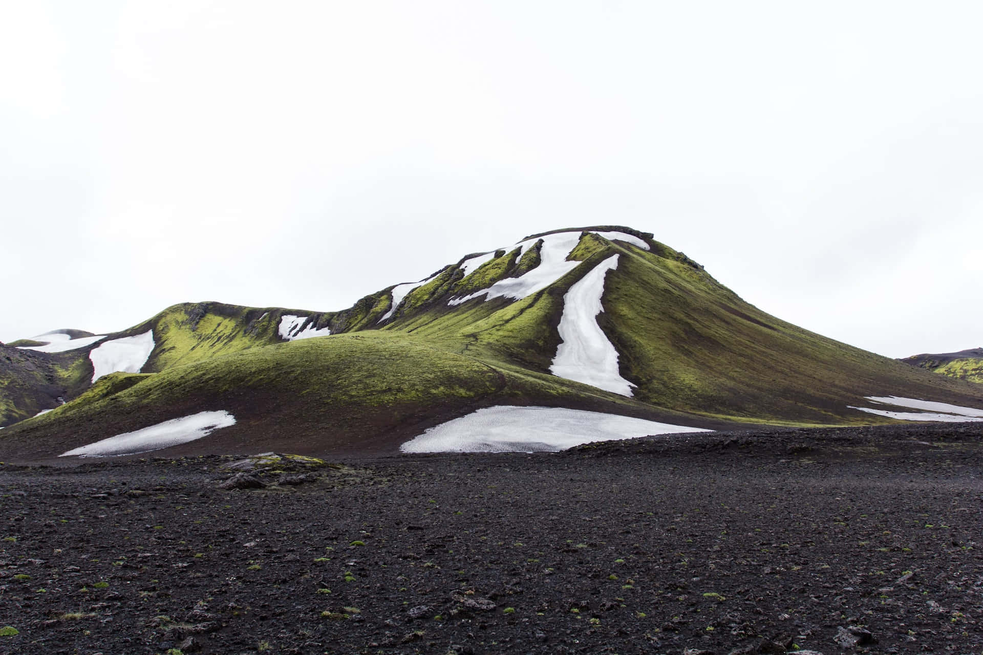 Sfondodesktop: Montagna Con Neve In Islanda Sfondo