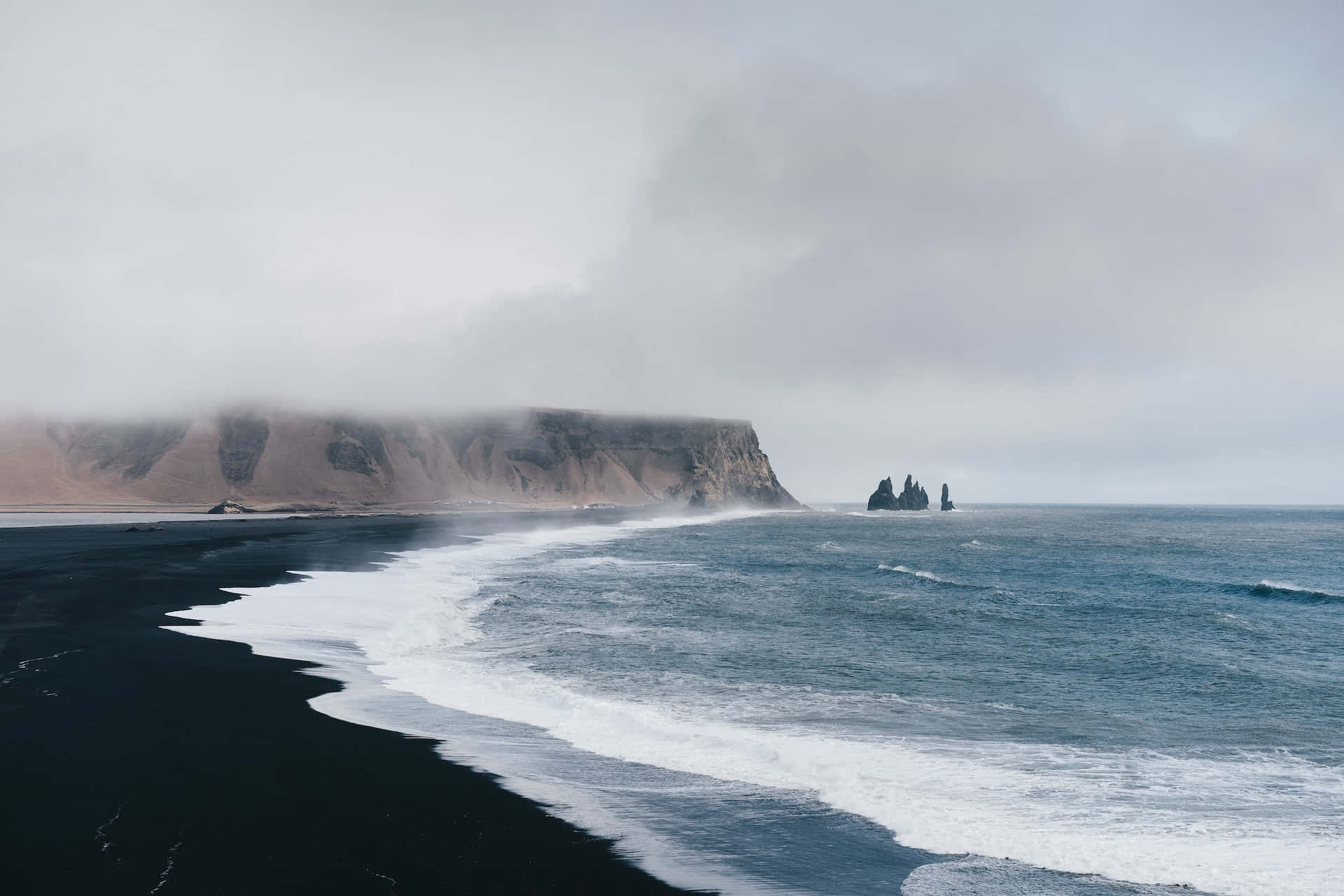 Spiaggiadi Sabbia Nera In Islanda Per Il Desktop. Sfondo
