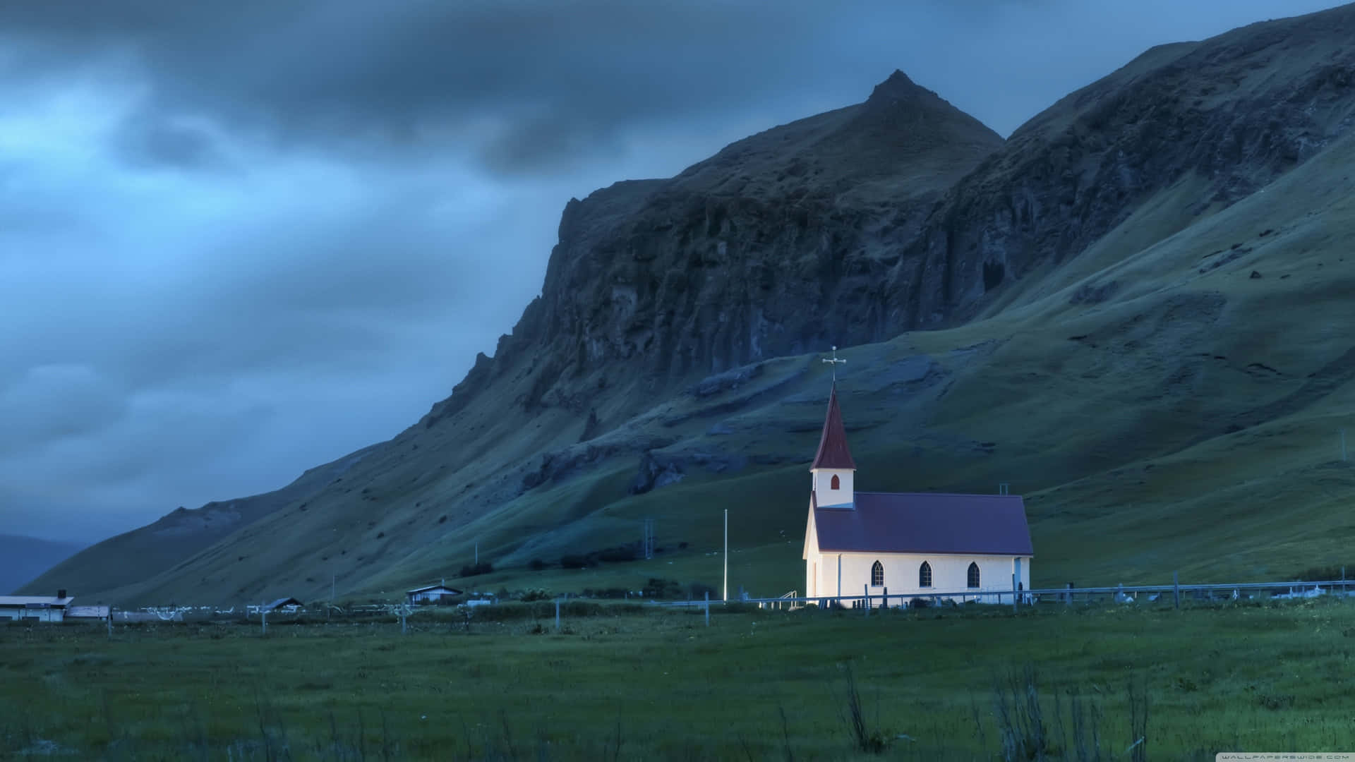 Disfrutade Las Serenas Vistas De Islandia Desde La Comodidad De Tu Escritorio. Fondo de pantalla