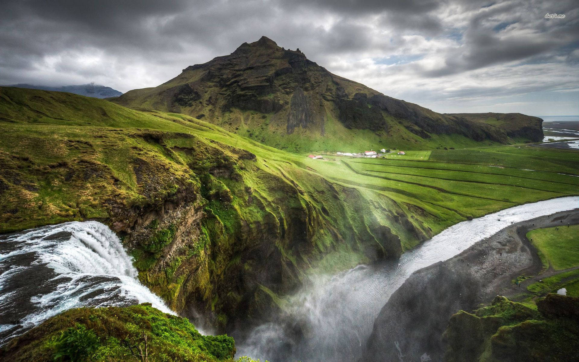 Iceland Green Mountain Fields Wallpaper