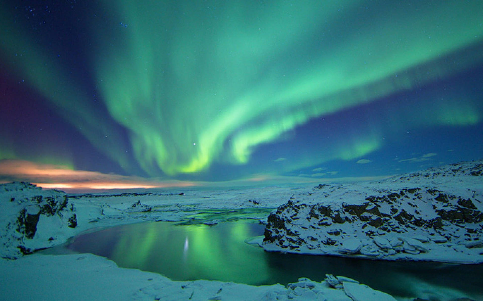 Iceland Northern Lights Stunning Show Wallpaper