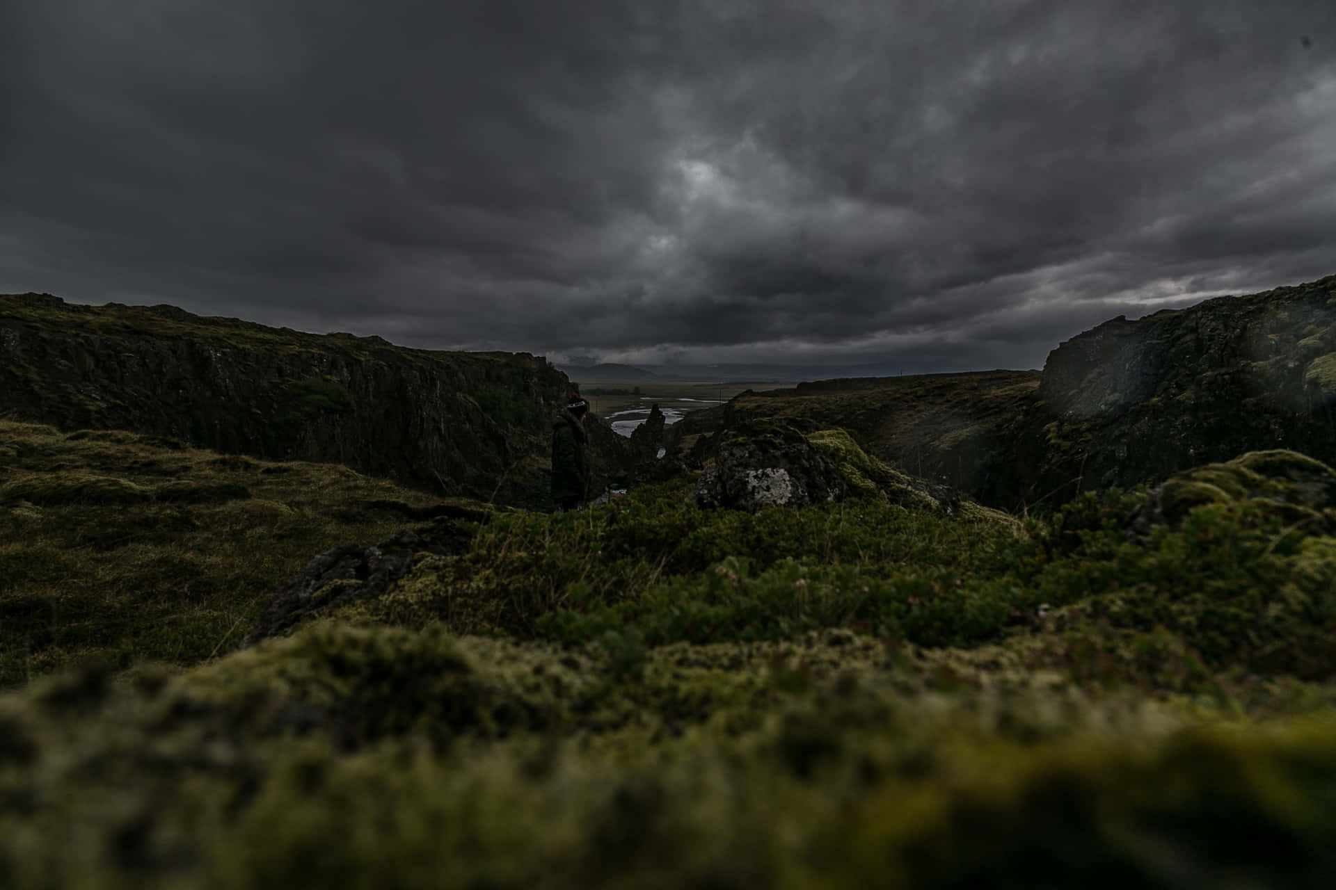 Contempleo Pôr Do Sol E Experimente A Beleza Tranquila De Uma Noite Mágica Na Islândia.