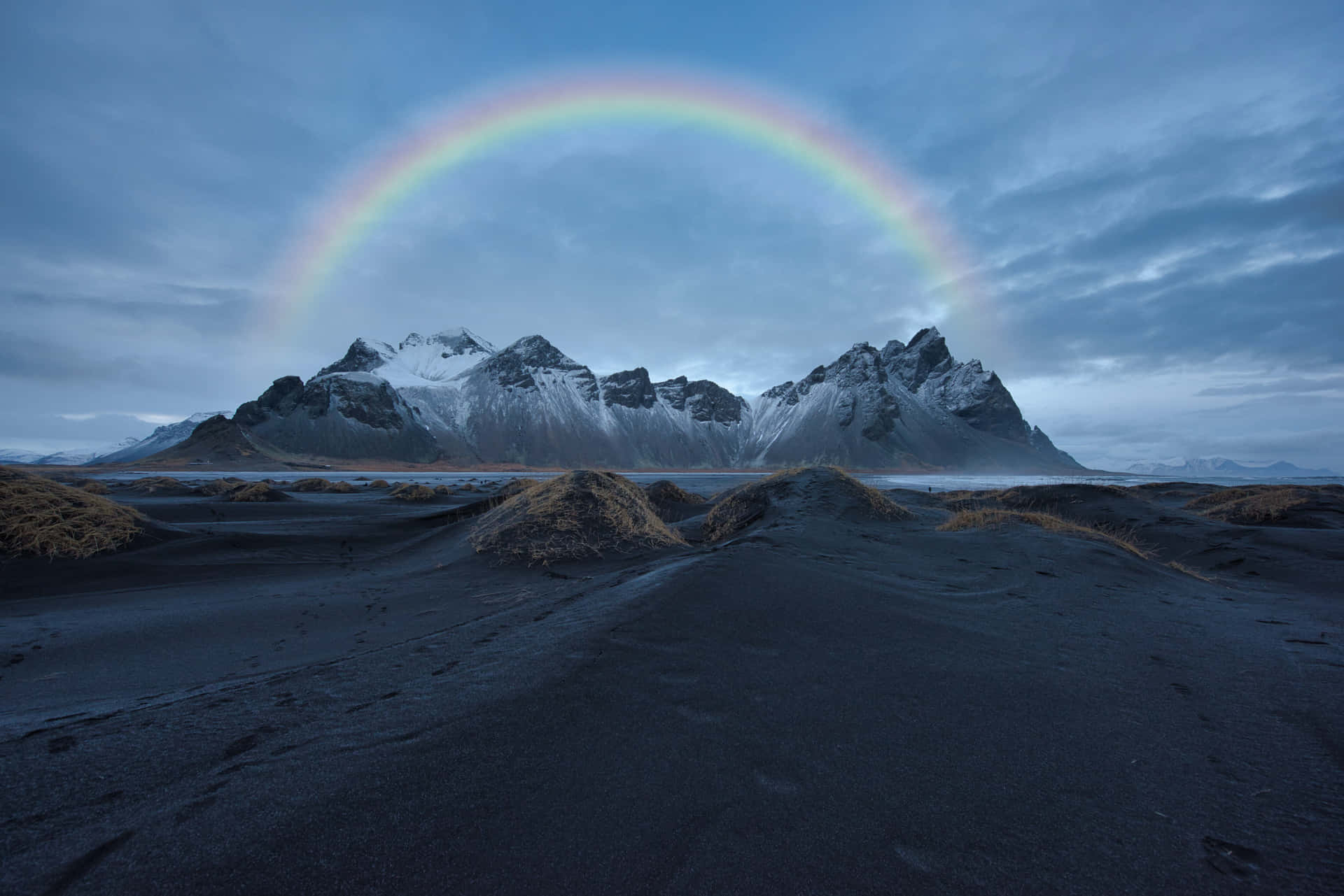 Auroraboreal Magnífica Sobre A Caverna De Gelo Na Islândia