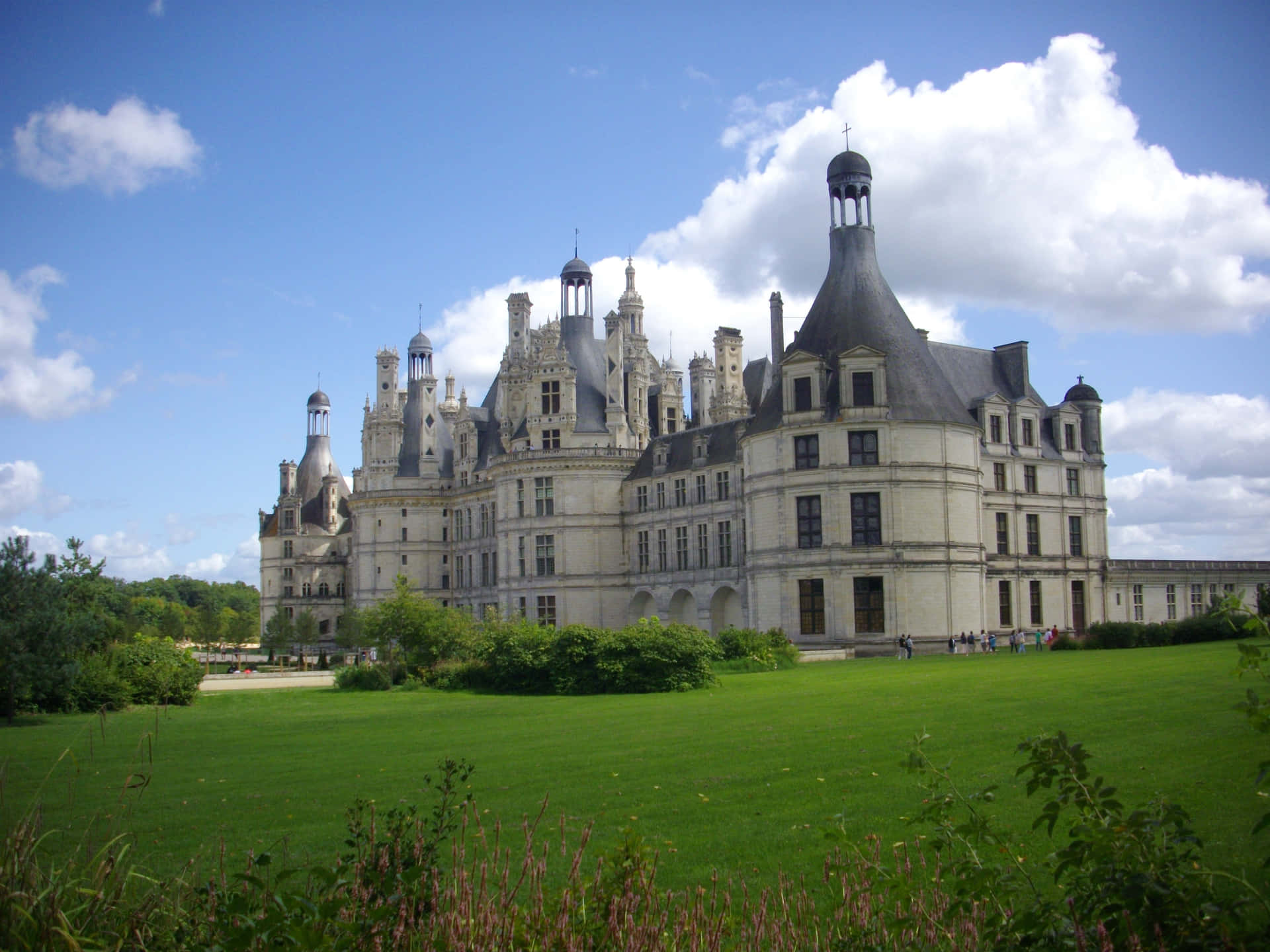 Expansive view of the iconic Chateau De Chambord, France Wallpaper