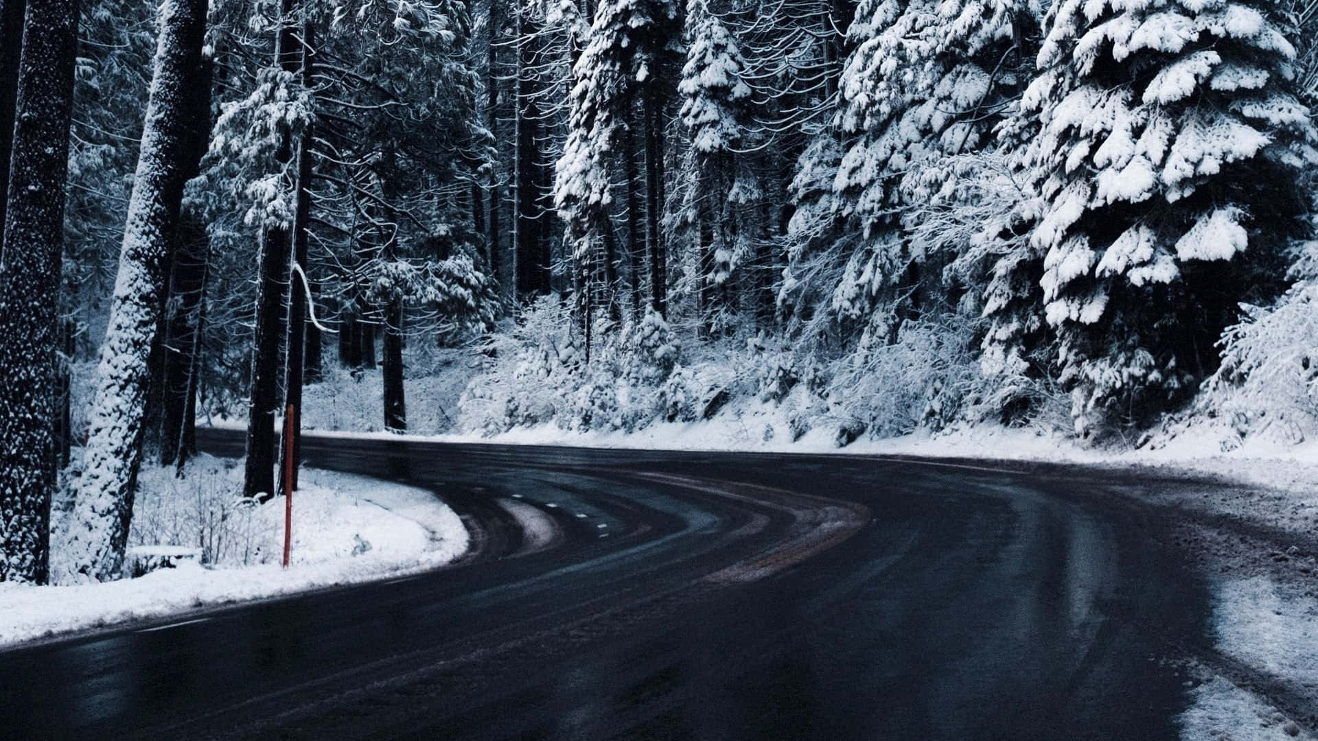 Peligrosacarretera Helada En Un Día De Invierno. Fondo de pantalla