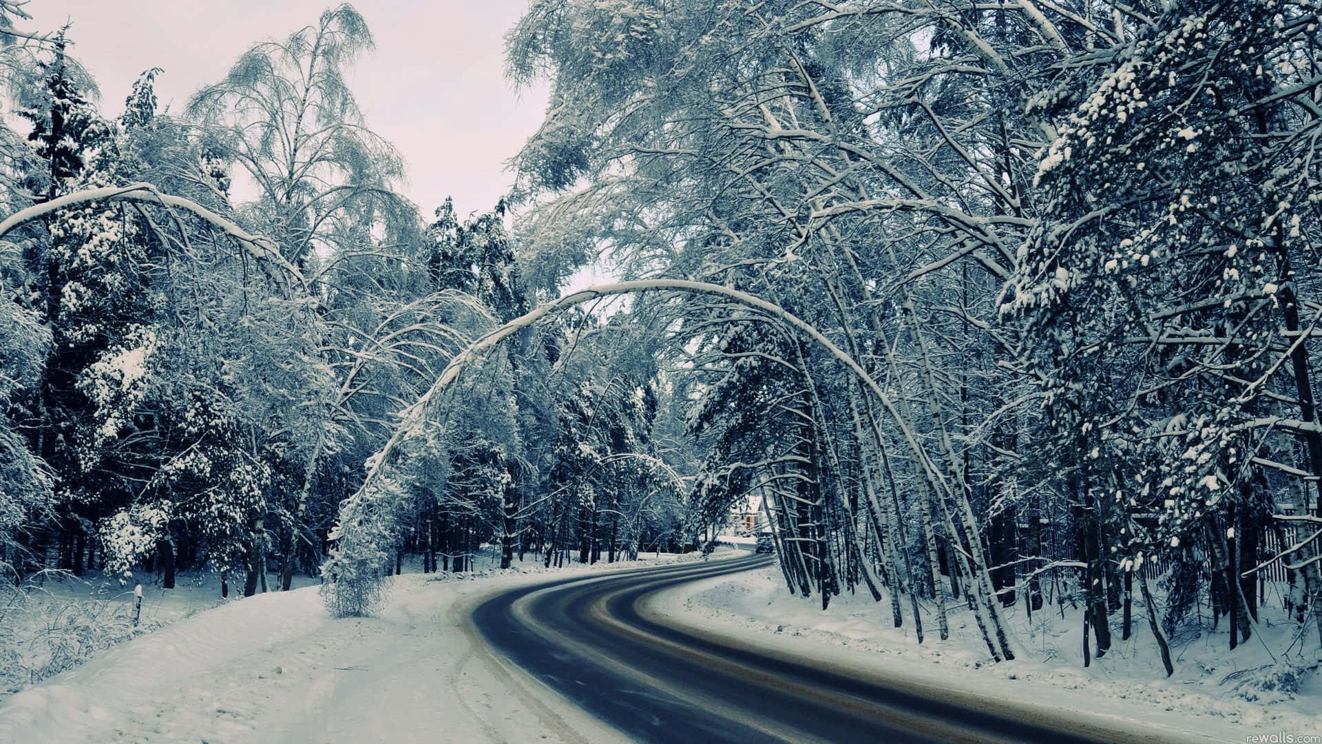Peligrosacarretera Helada Durante La Temporada De Invierno. Fondo de pantalla