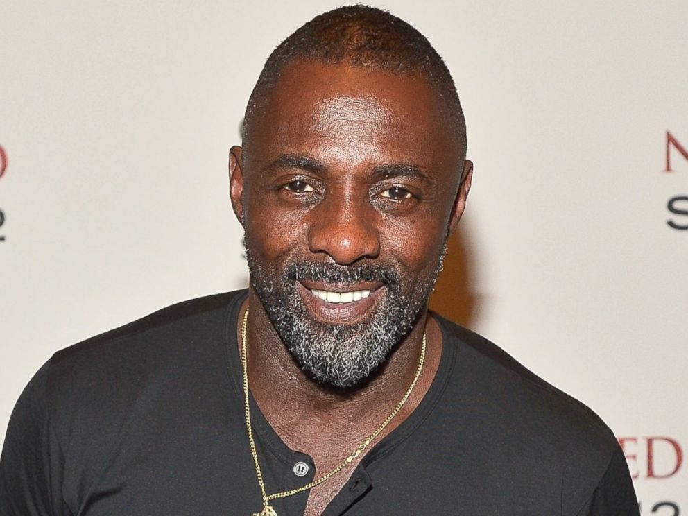 Idris Elba i sort sweater tapet Wallpaper