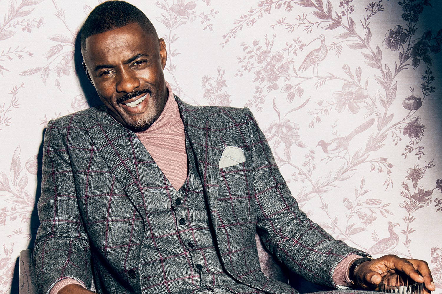 Idris Elba i plaid dragt Wallpaper