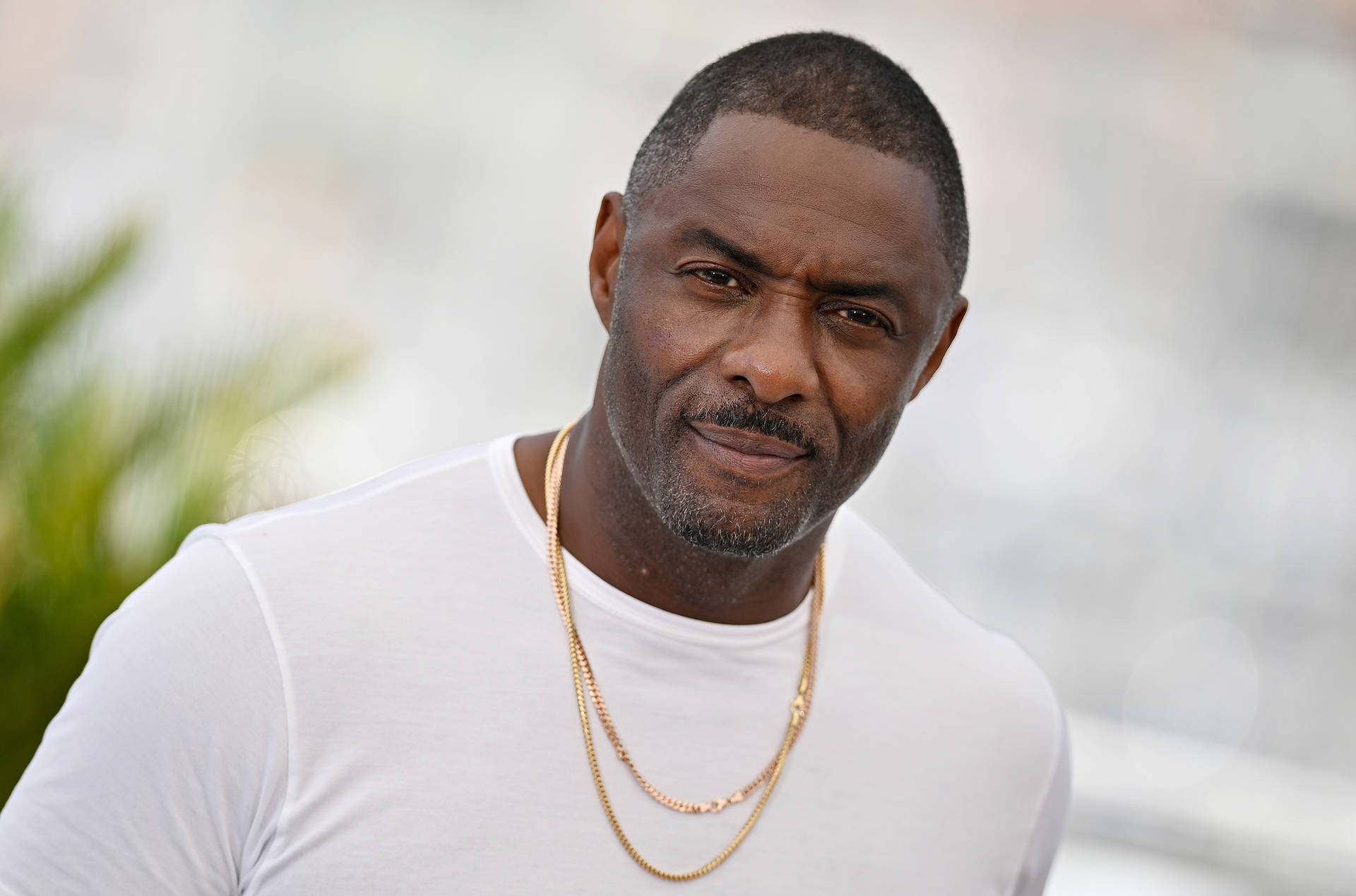 Idris Elba With White Shirt And Gold Necklaces Wallpaper