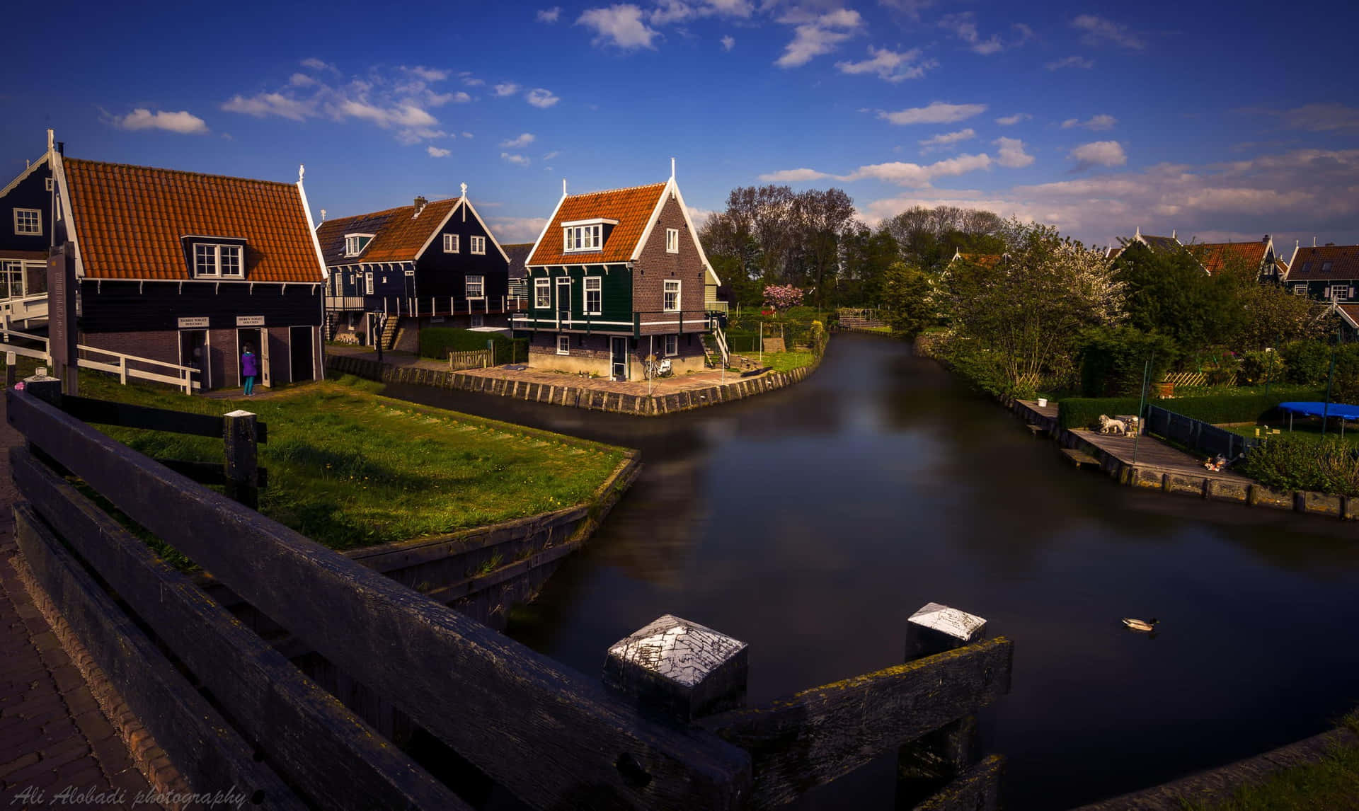 Idyllisch Nederlands Dorp Kanaal Scene Achtergrond