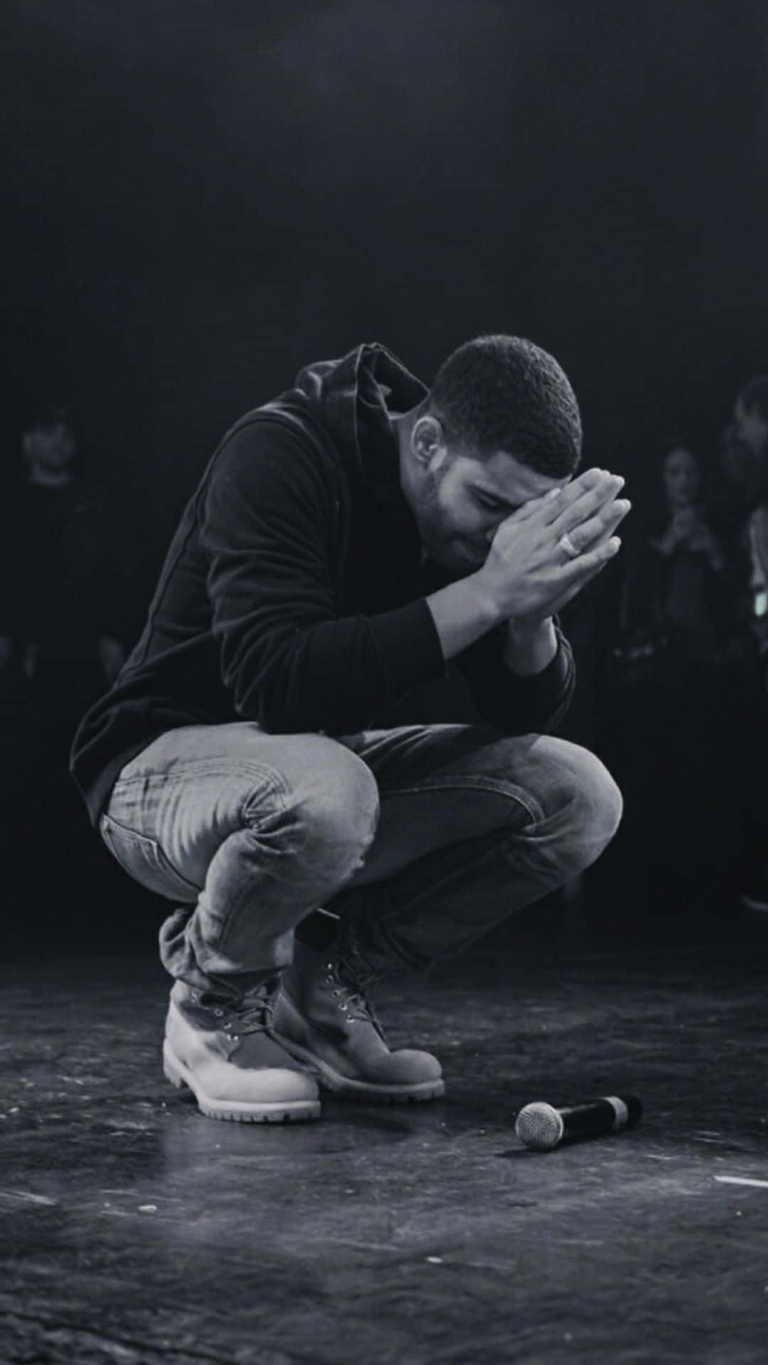 Kännpassionen I Texterna Från Kanadensiska Rapparen Drake På Dator- Eller Mobilskärmen. Wallpaper