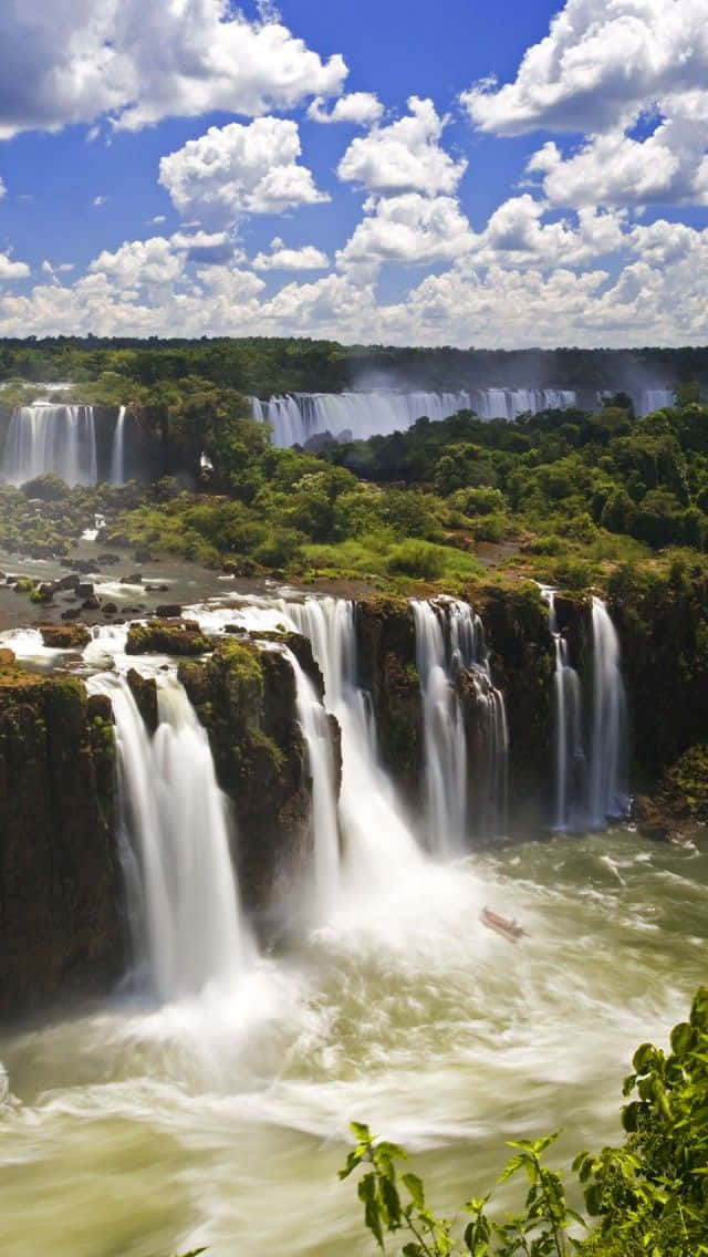 Sbirciauna Vista Mozzafiato Delle Cascate Di Iguazu. Sfondo