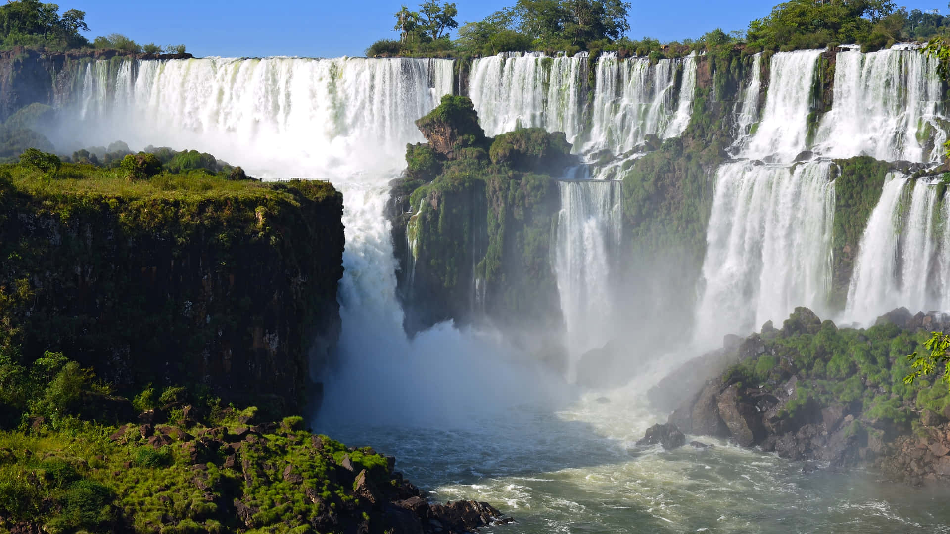 Iguazufälle: Eine Gigantische Kaskade Von Wasserfällen Wallpaper
