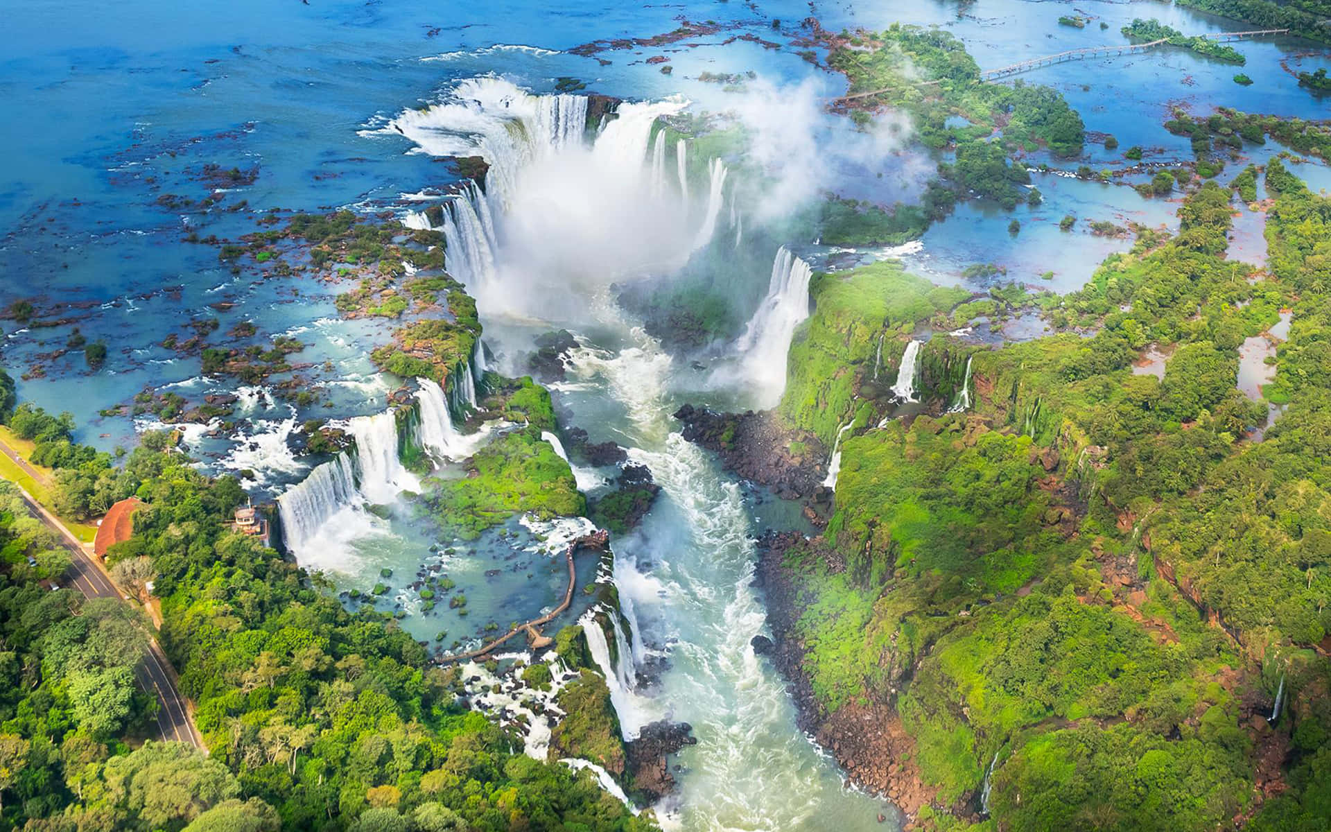 Iguazúfallenär Den Största Avbrutna Vattenfallet. Wallpaper