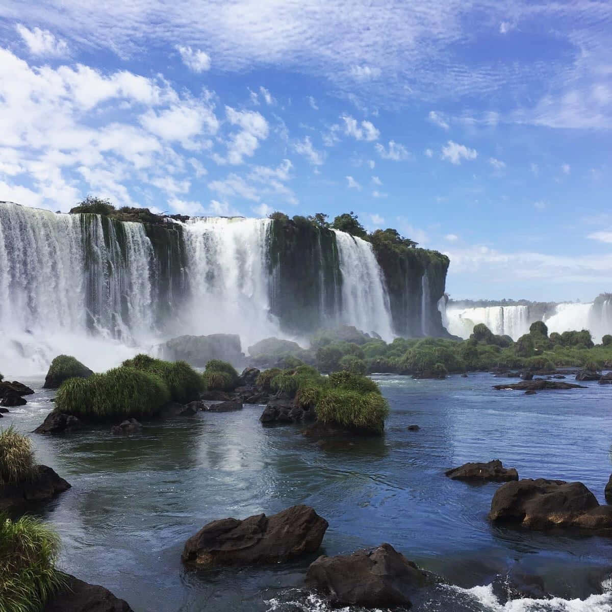 Iguazu Falls Natural Attraction Wallpaper