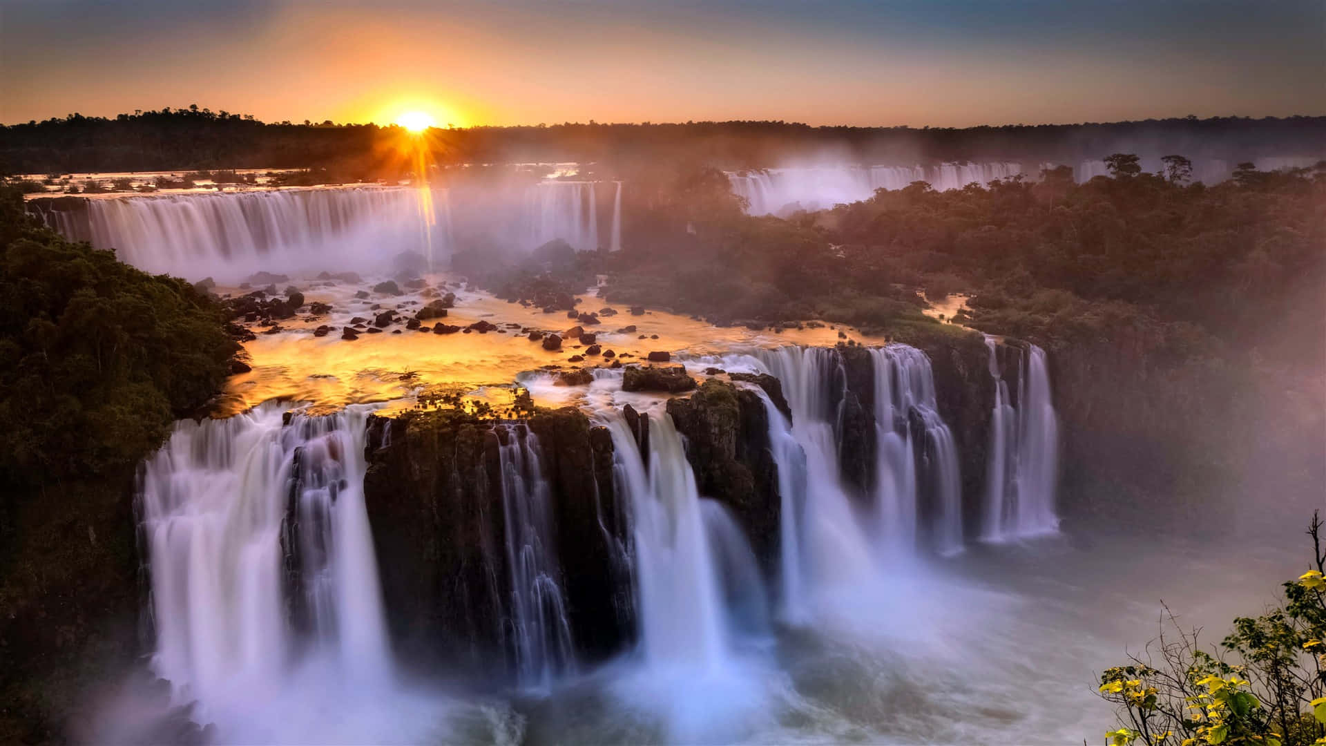 Vistadel Atardecer En Las Cataratas Del Iguazú. Fondo de pantalla