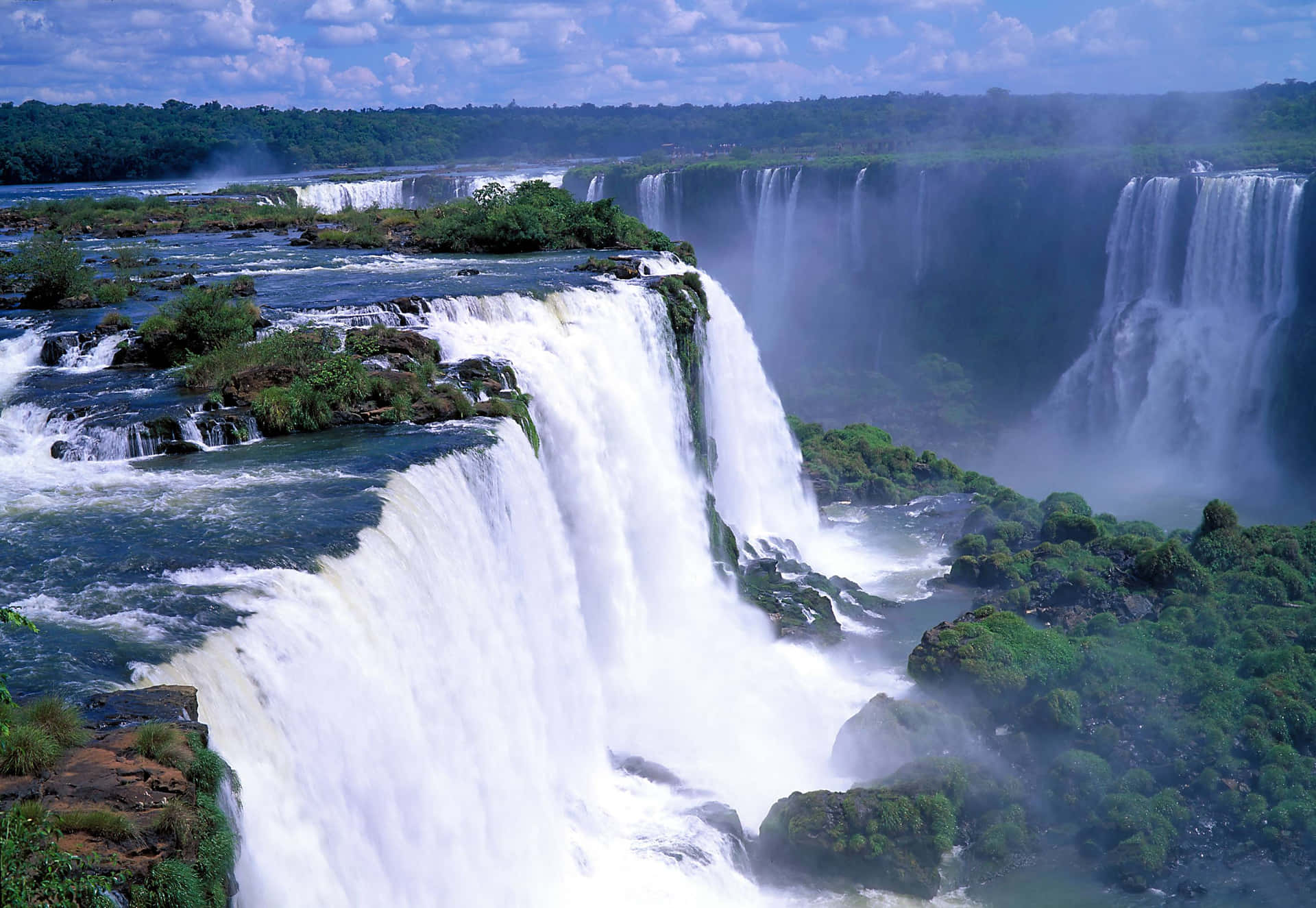 Breathtaking View of Iguazu Falls Wallpaper