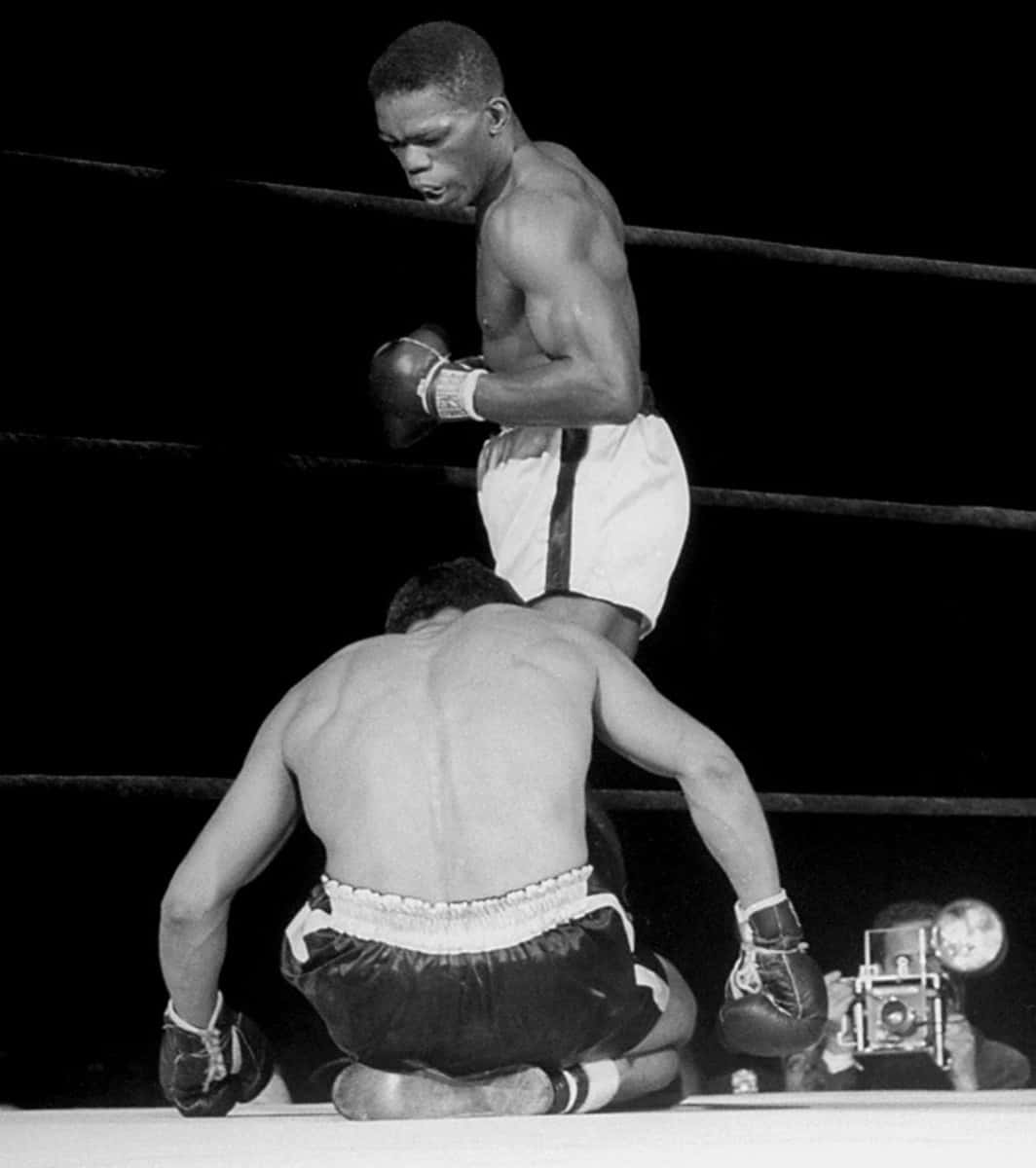 Ike Williams Kneeling Opponent Wallpaper