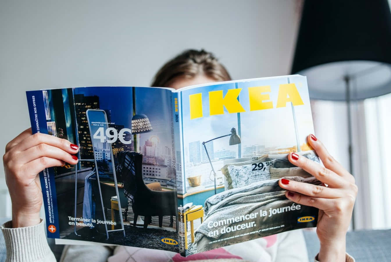 Enkvinna Läser En Tidning Om Ikea.