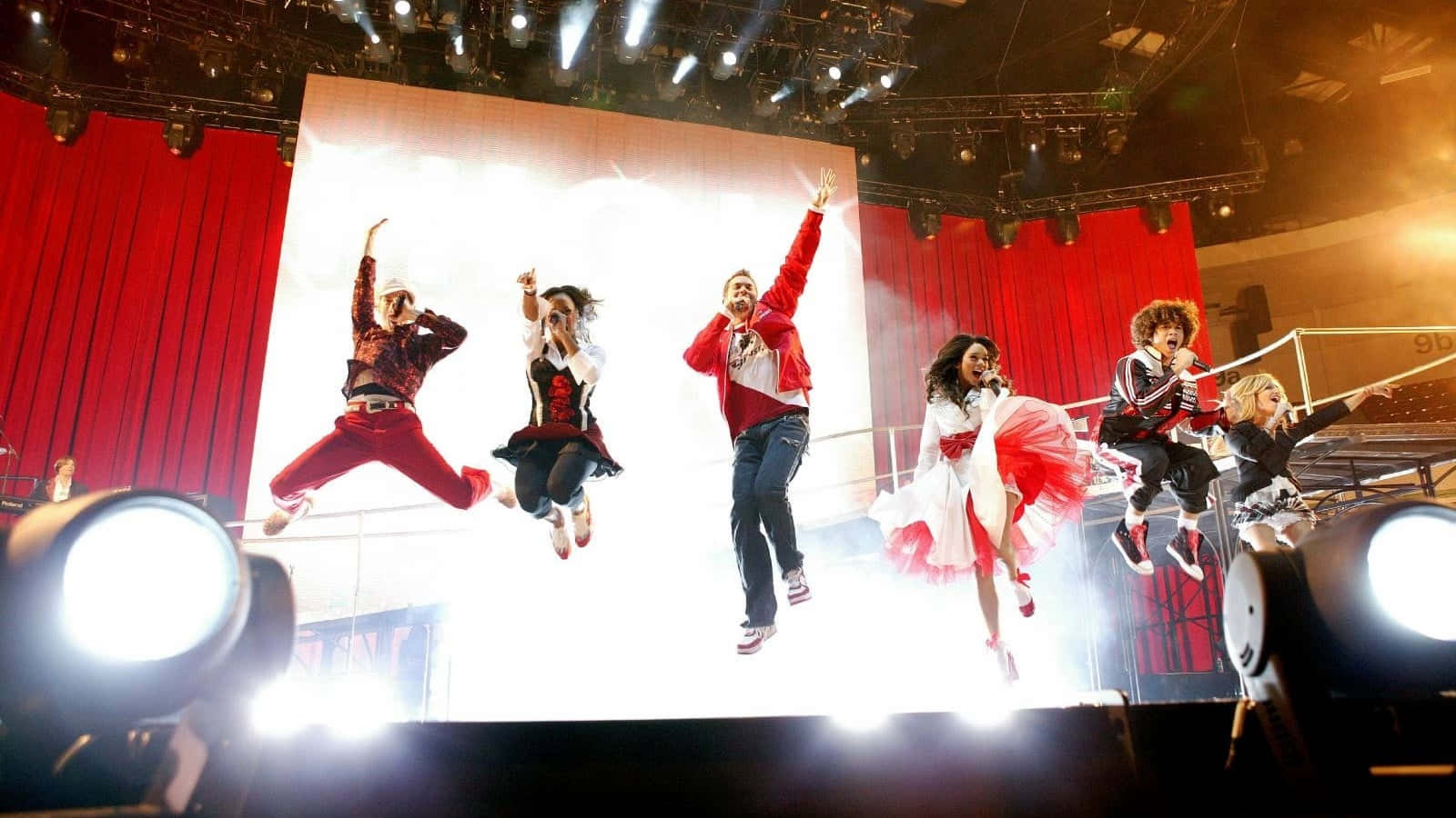 Ilcast Principale Di High School Musical Che Si Esibisce Sul Palco