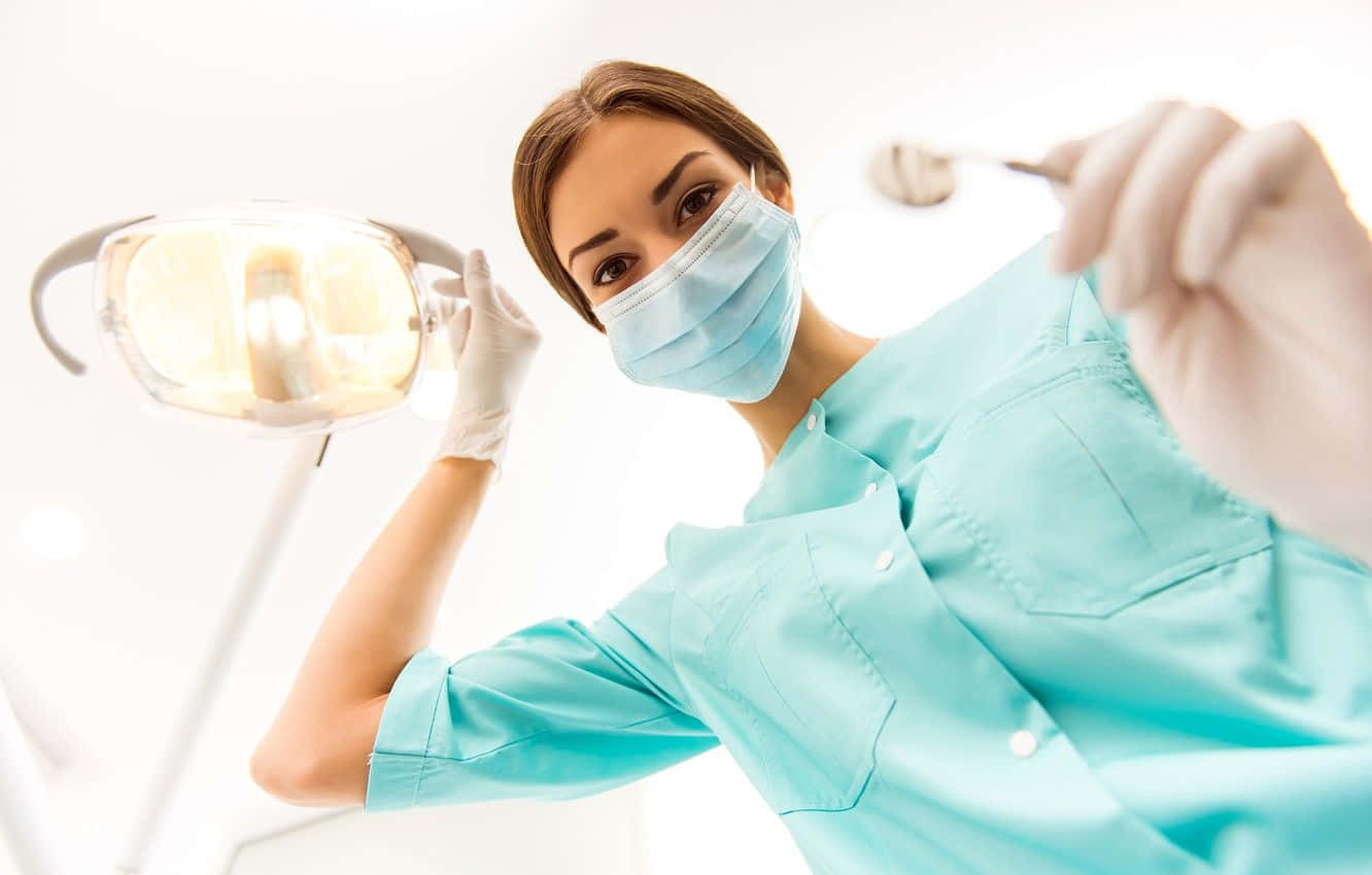 Ildentista Esegue Una Procedura Dentale Su Un Paziente.