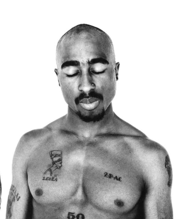 Illeggendario Rapper Tupac Shakur In Posa Per Un Ritratto.
