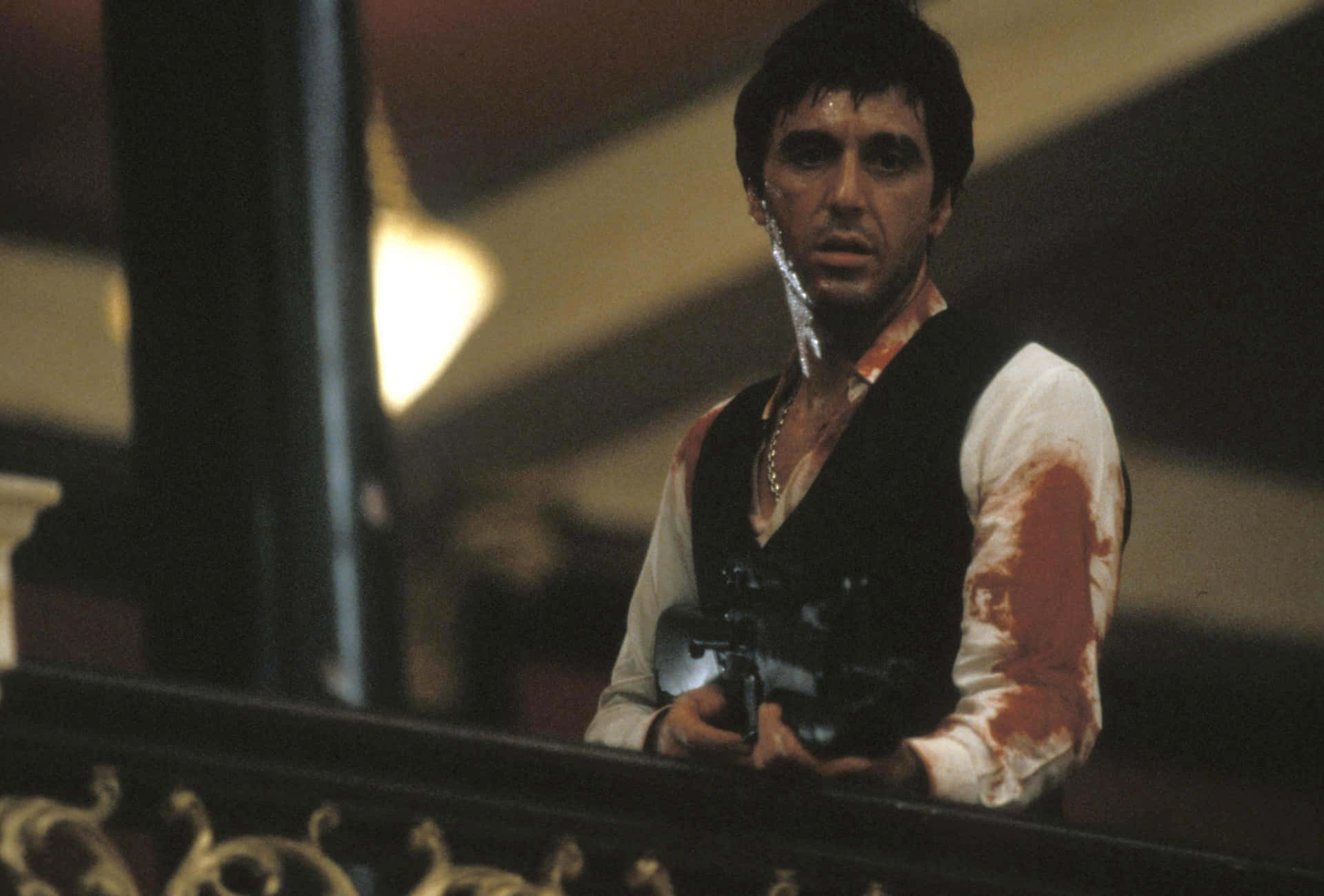 Illeggendario Scarface In Azione Con La Sua Iconica Arma