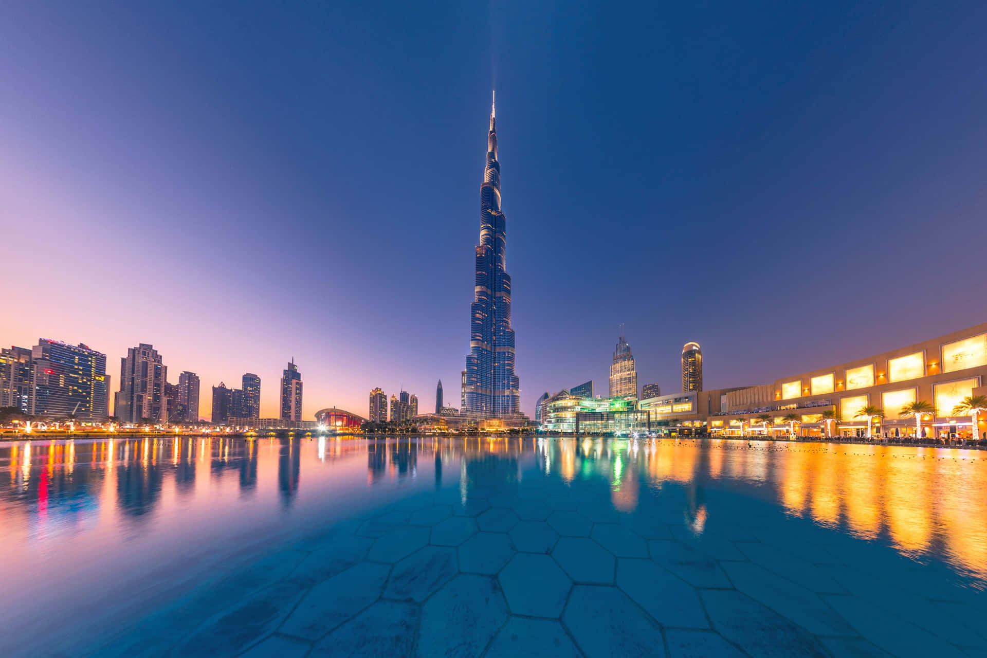 Ilmaestoso Burj Khalifa Si Erge Alto Contro Il Vivido Cielo Blu.