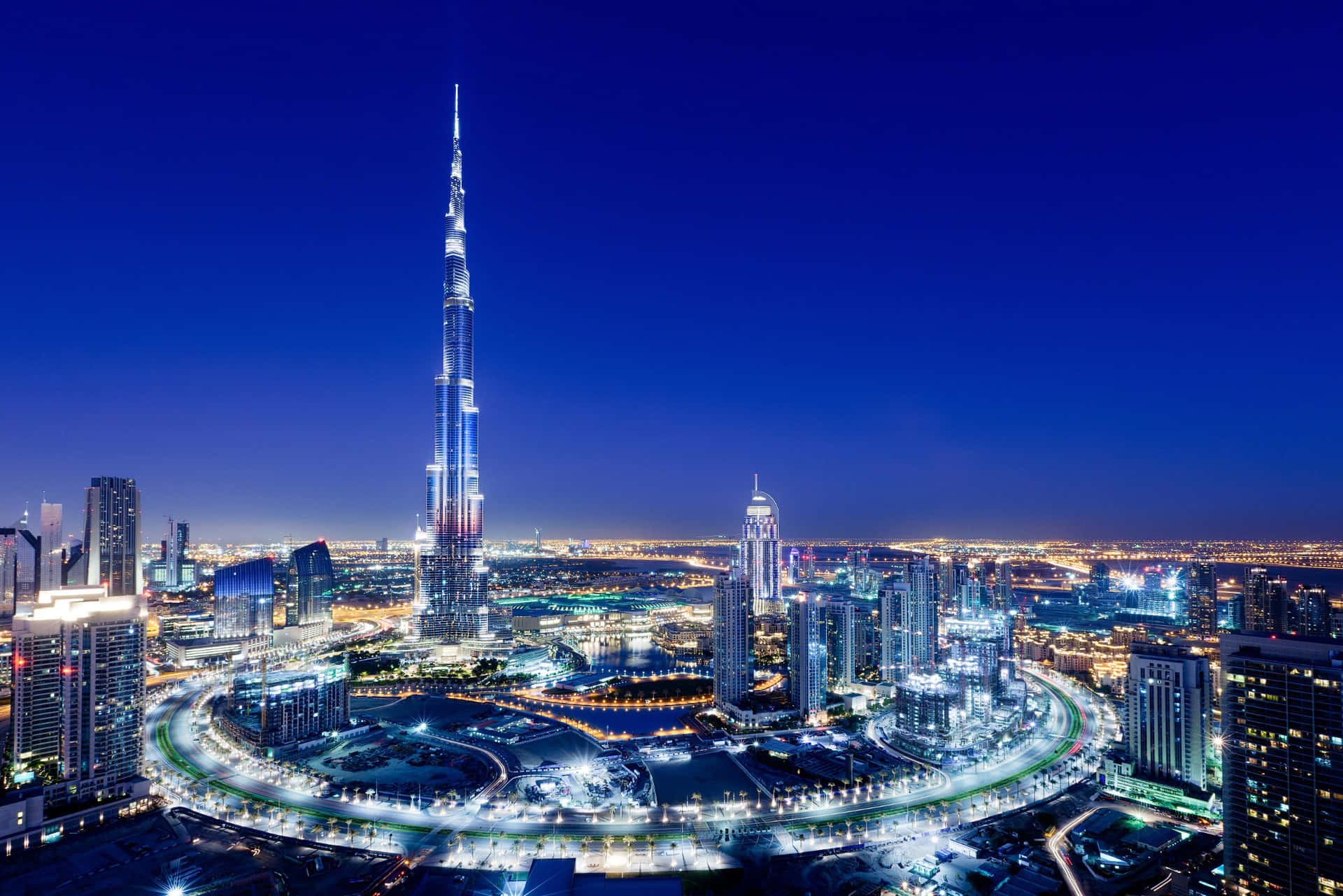 Ilmaestoso Burj Khalifa Si Erge Imponente Contro Un Sereno Cielo Azzurro.