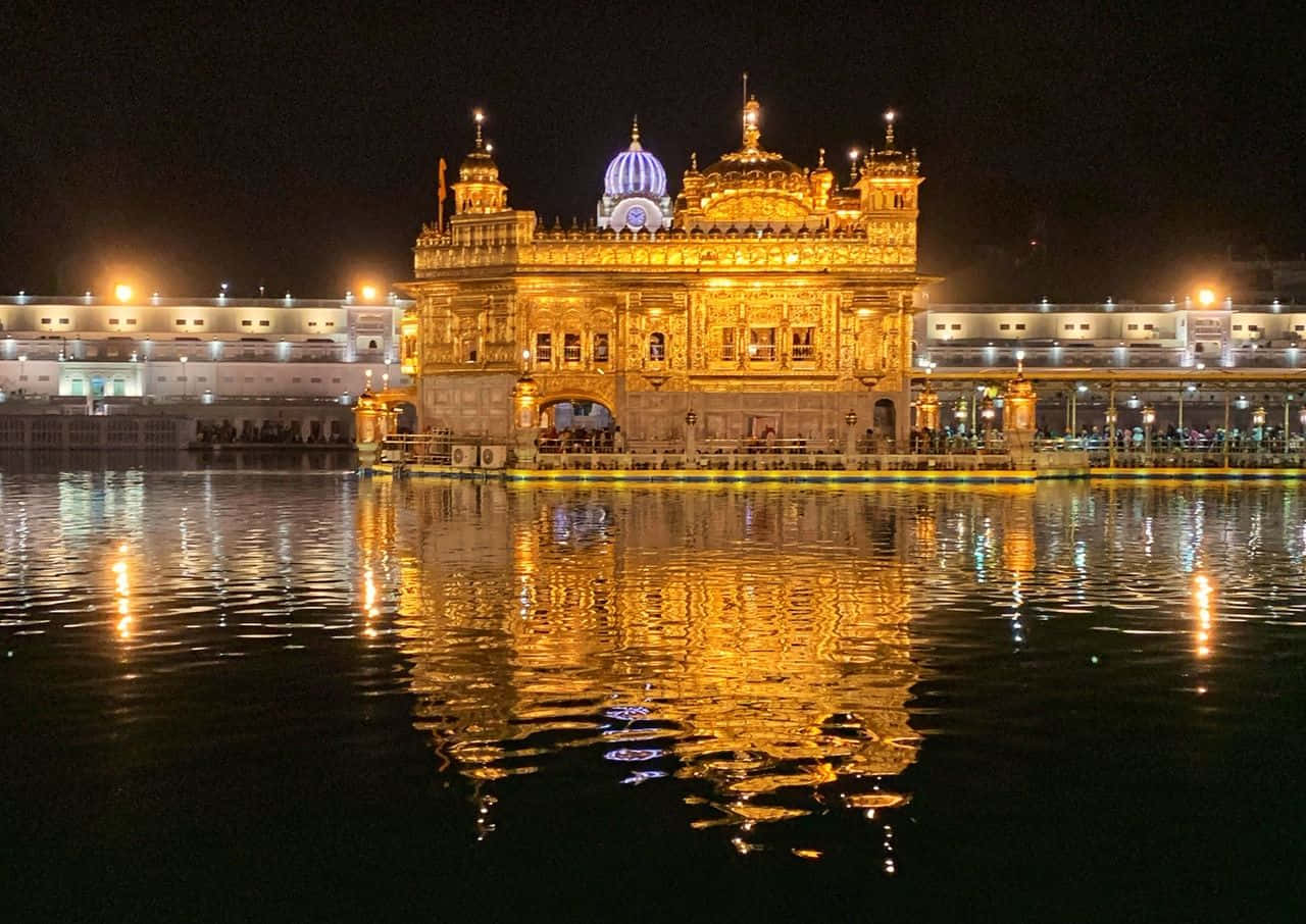 Iltempio D'oro Di Amritsar Illuminato Durante Il Crepuscolo