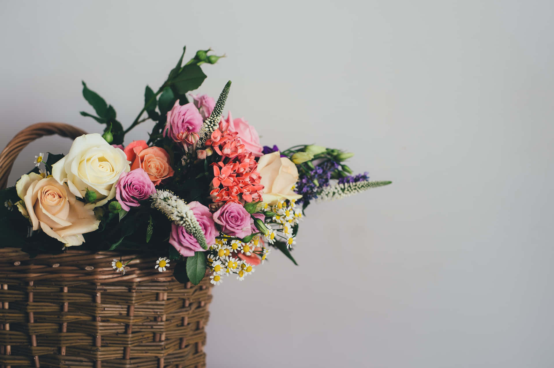 Einkorb Mit Blumen Auf Einem Tisch