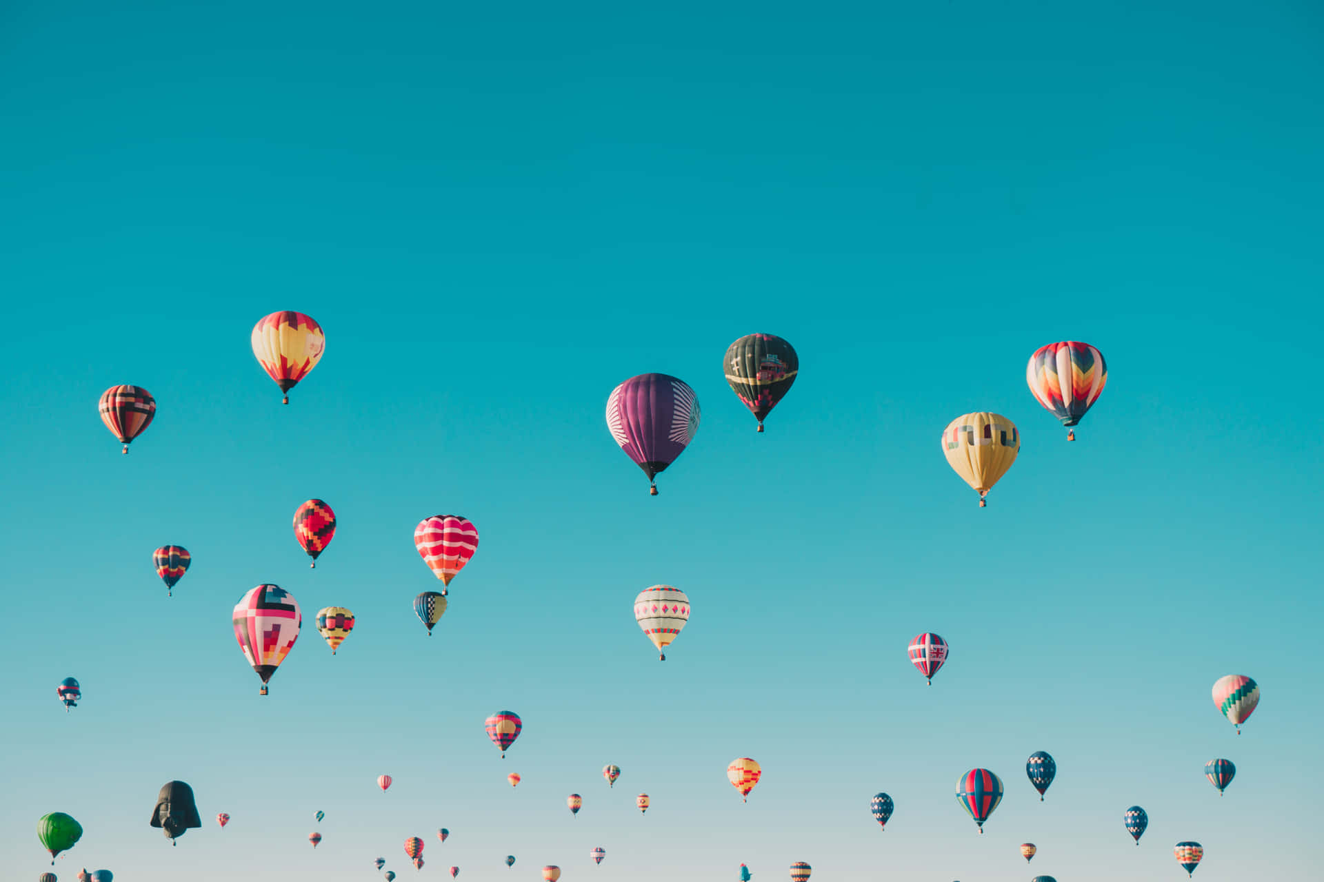 Einegruppe Heißluftballons, Die Am Himmel Fliegen.