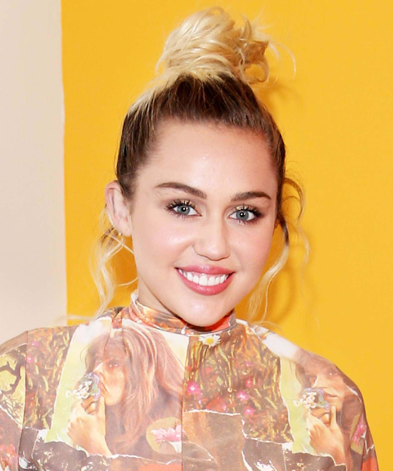 O Papel De Parede Da Miley Cyrus É Muito Popular Entre Os Adolescentes.