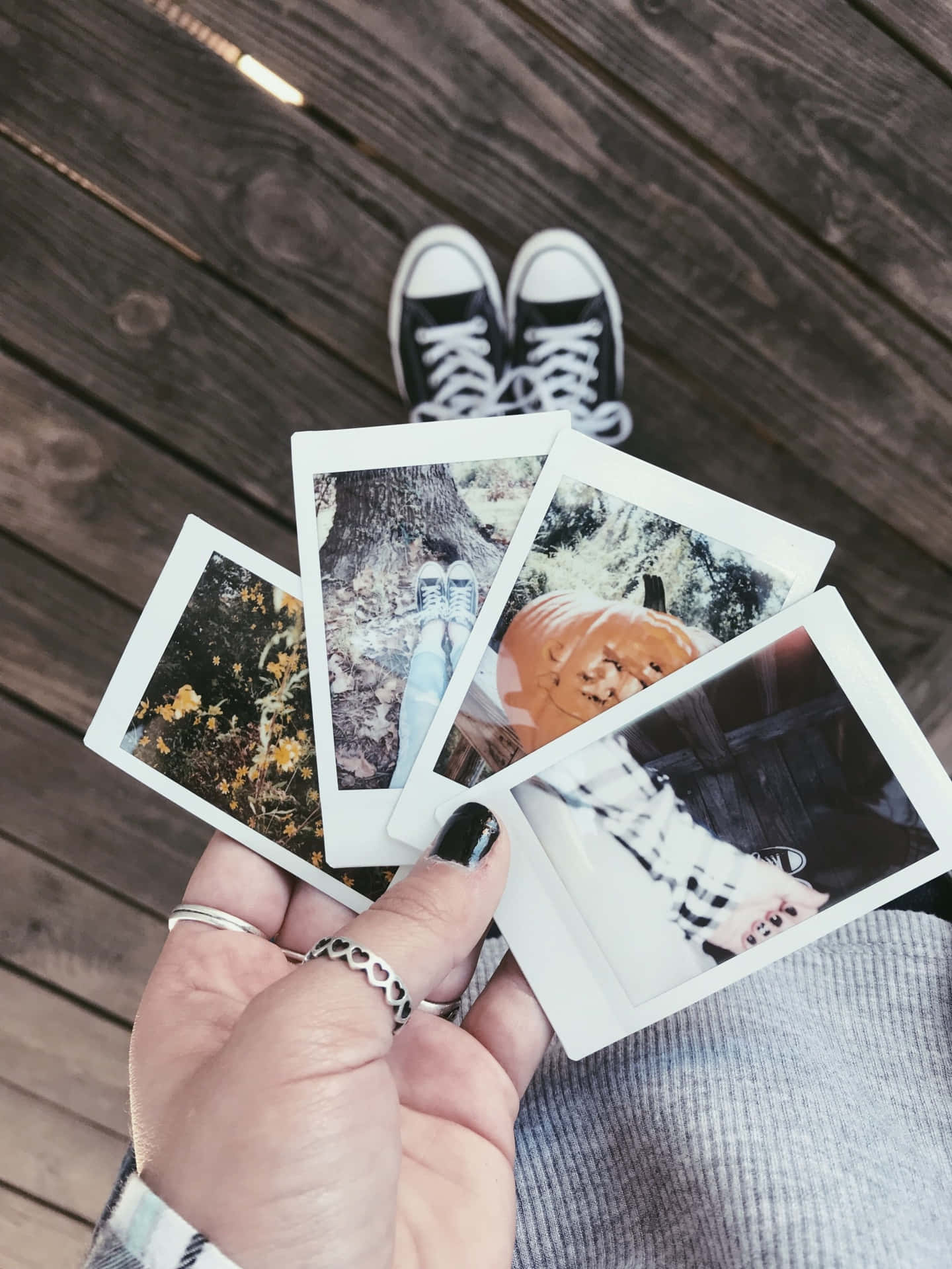 Imagensosteniendo Una Fotografía Polaroid