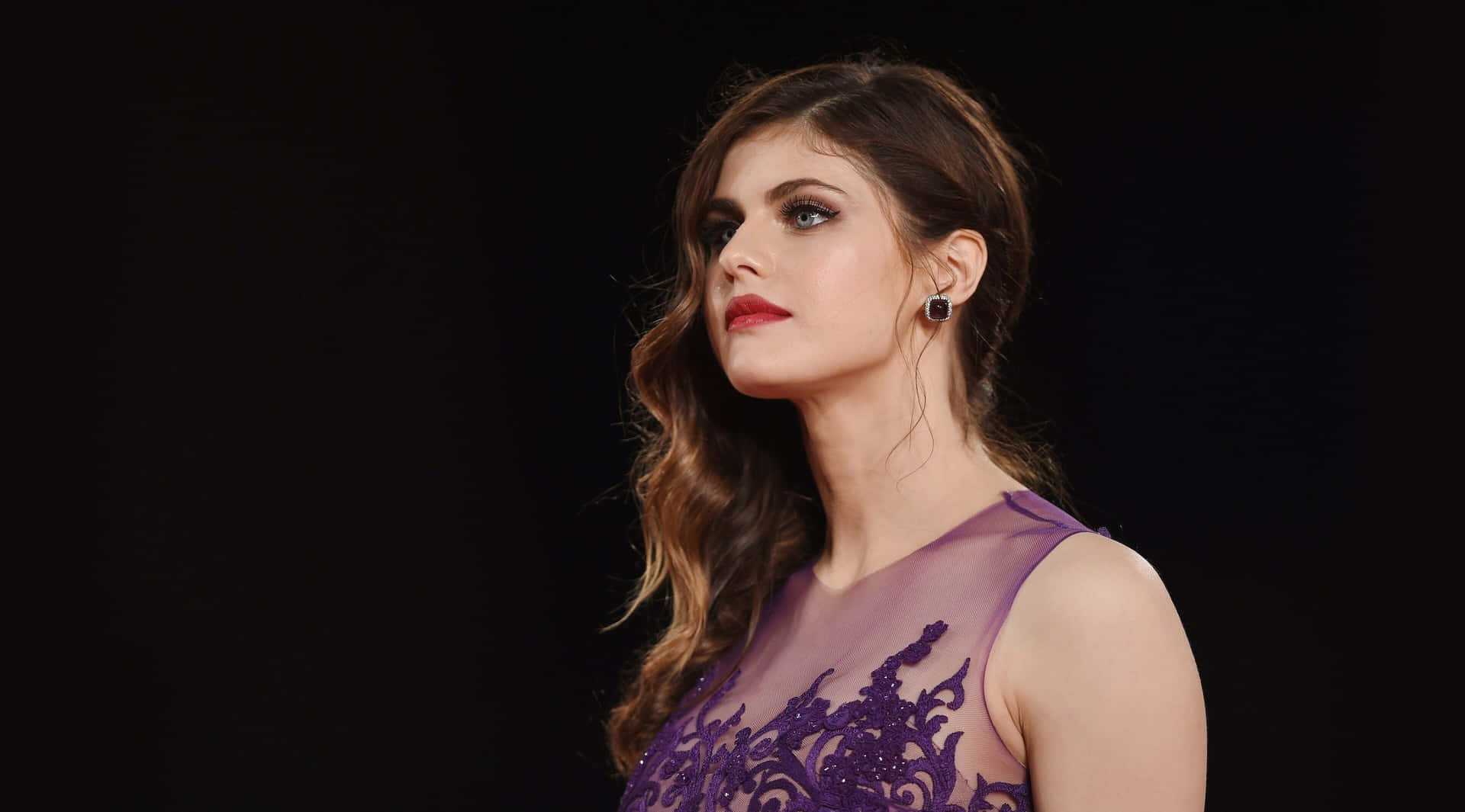 Impactanteretrato De Alexandra Daddario Luciendo Un Conjunto Casual.