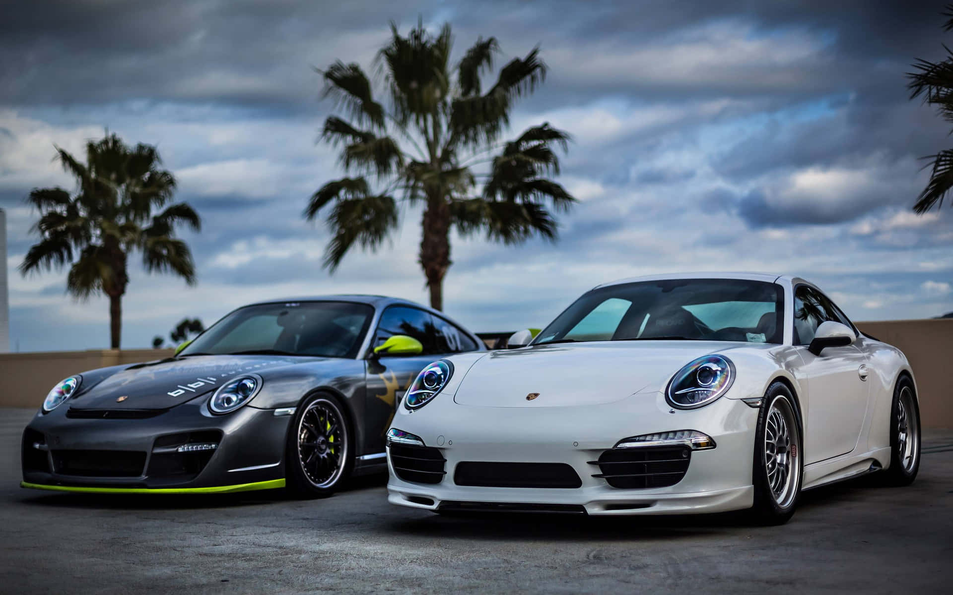 Impresionantecoche Deportivo Porsche En Una Ruta Escénica.