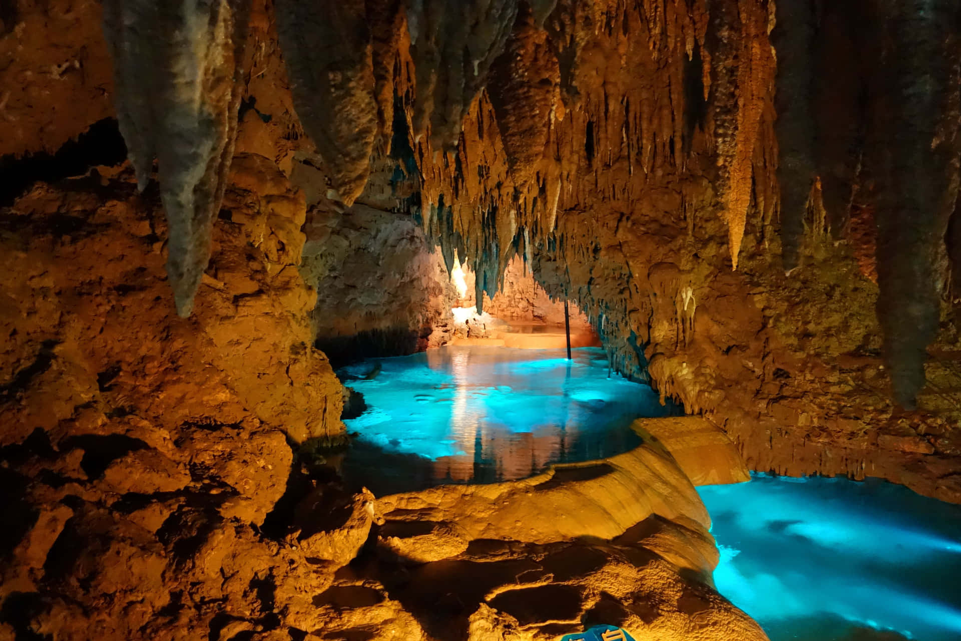 Impresionanteinterior De Una Cueva Iluminada Por Rayos De Luz Solar.