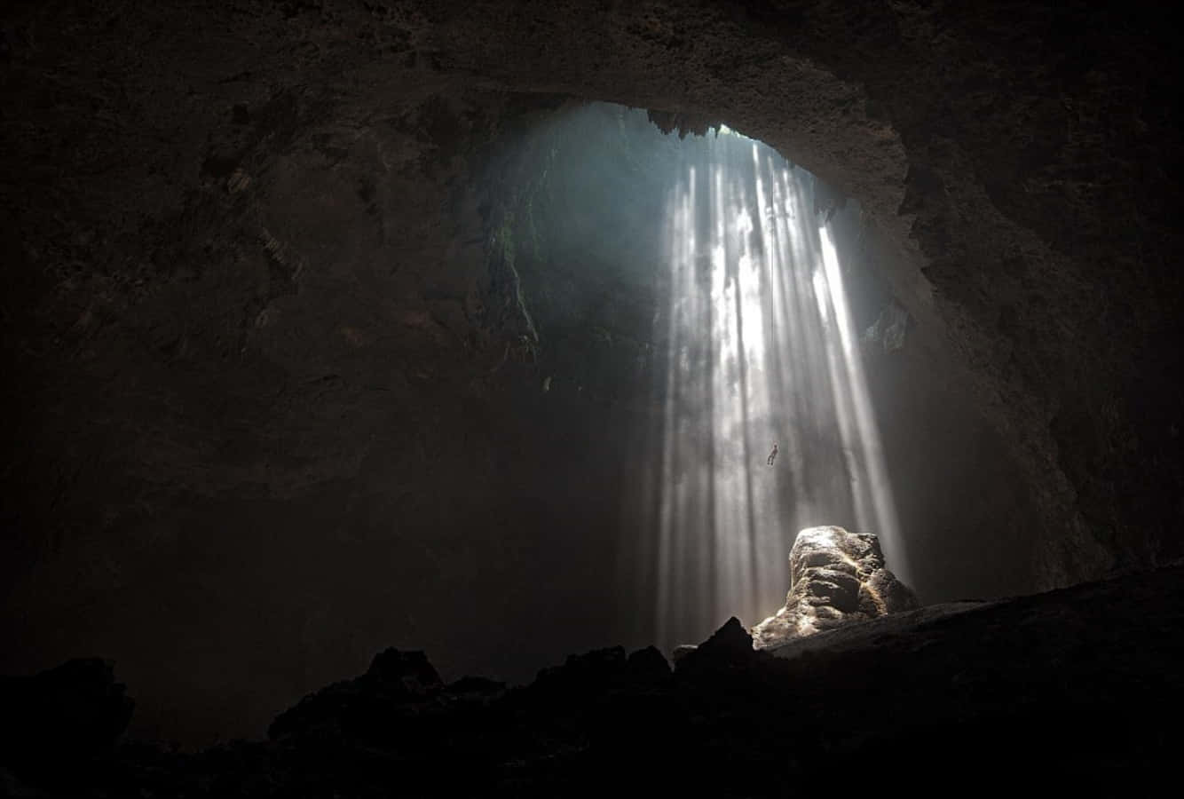 Impresionantepaisaje De Cueva Al Atardecer