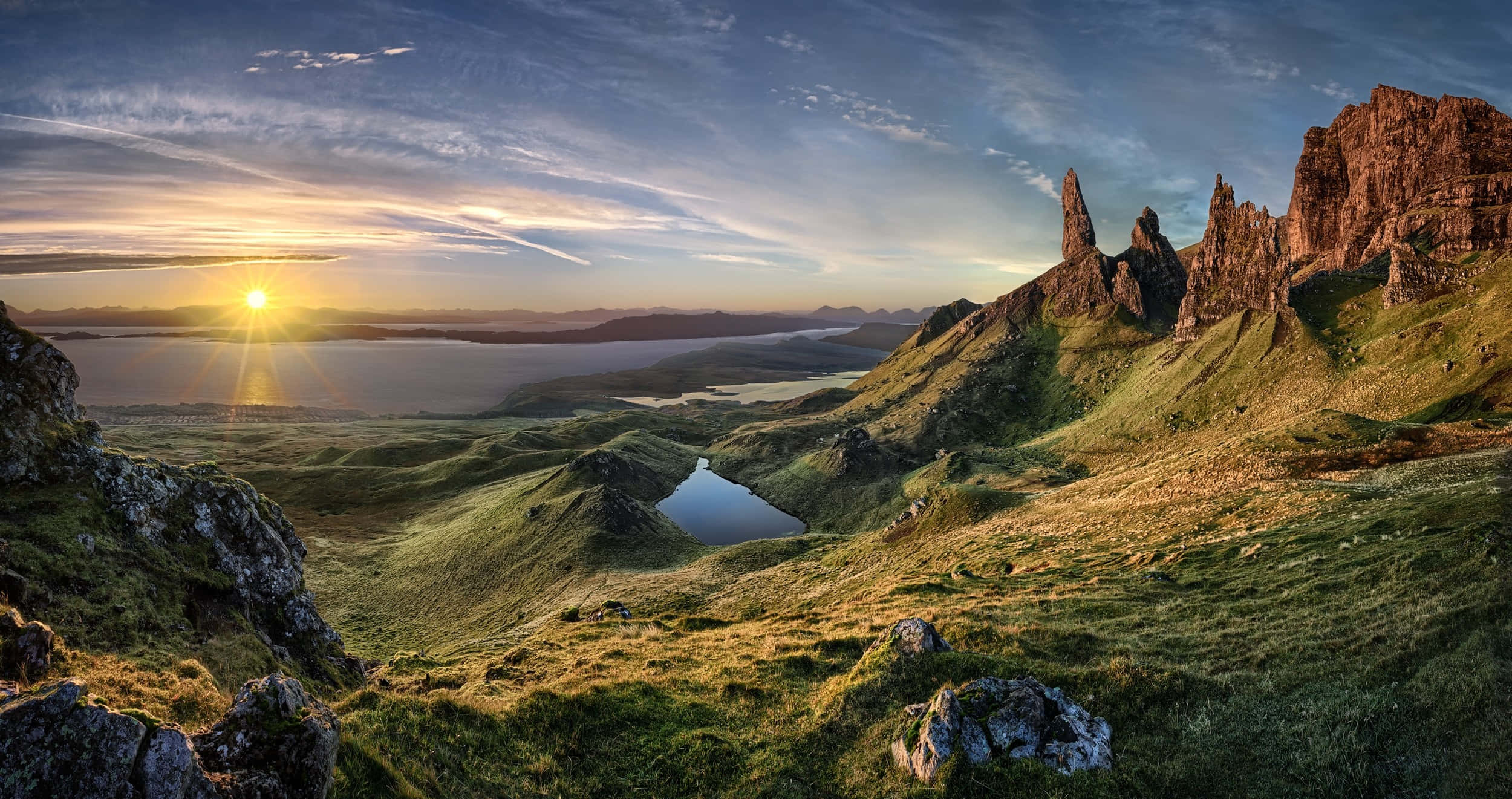 Impresionantepaisaje Escocés Con Majestuosas Montañas Y Tranquilo Lago.