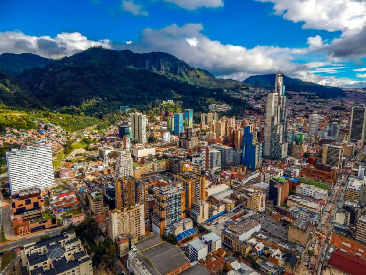 Impresionantepuesta De Sol Sobre Las Pintorescas Montañas De Colombia