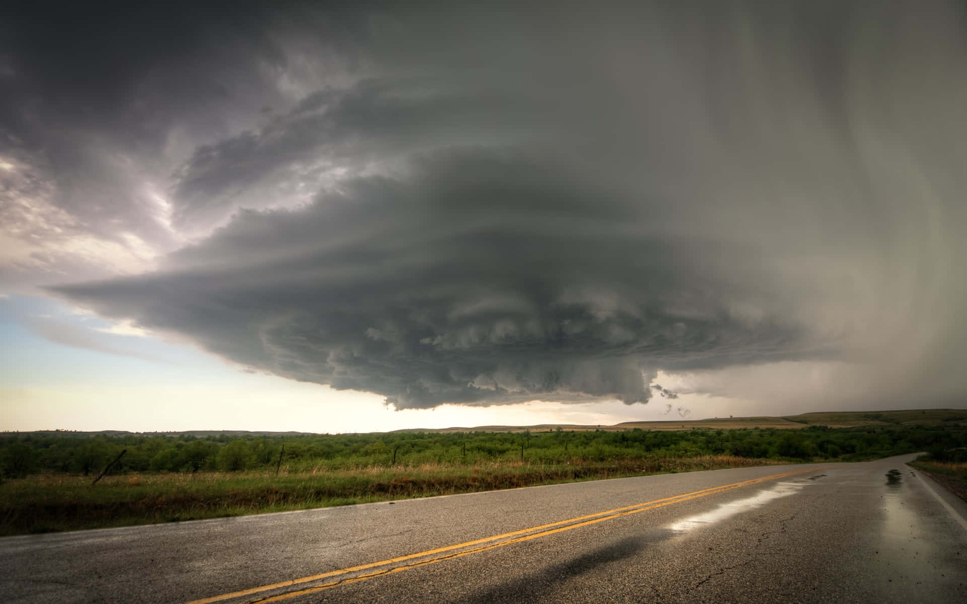 Impressionantetornado Che Si Staglia Su Vasti Campi Coltivati