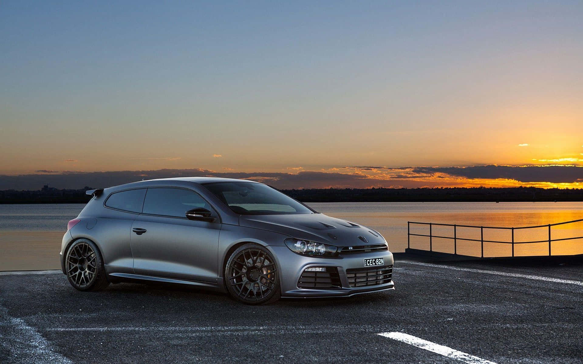 Volkswagen Scirocco Yang Mengesankan Berpose Di Jalan Raya Wallpaper