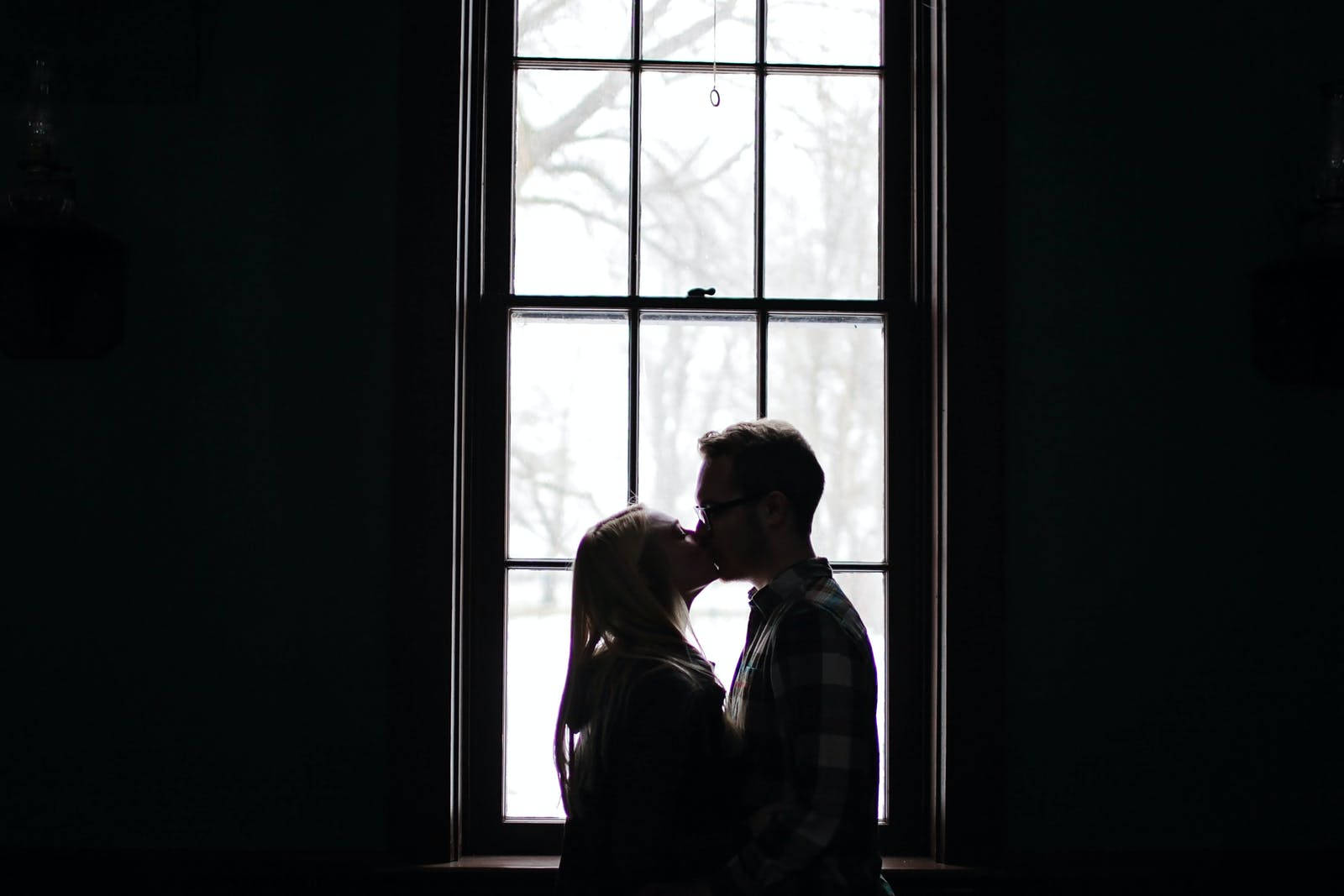 In Love Couples Embracing Silhouette Wallpaper