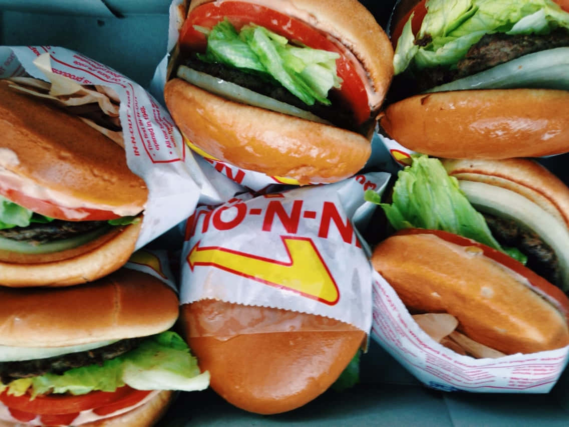Bildgenießen Sie Ihren Lieblings-fast-food-burger Bei In-n-out! Wallpaper