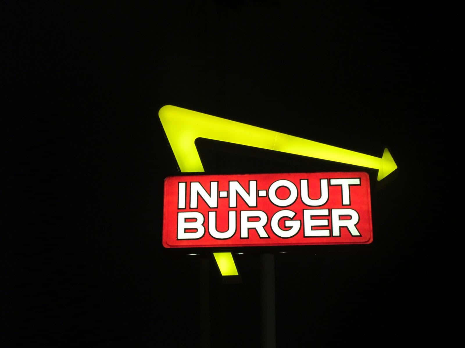 Tilfredsstill dine lyster med In N Outs lækre burgere Wallpaper