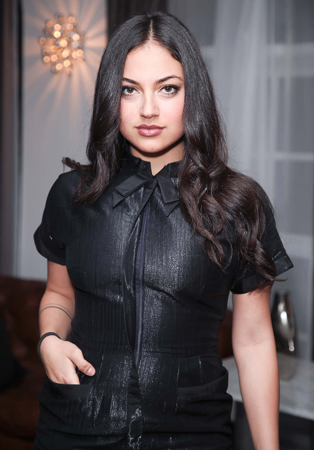 Inanna Sarkis Black Outfit Event Wallpaper