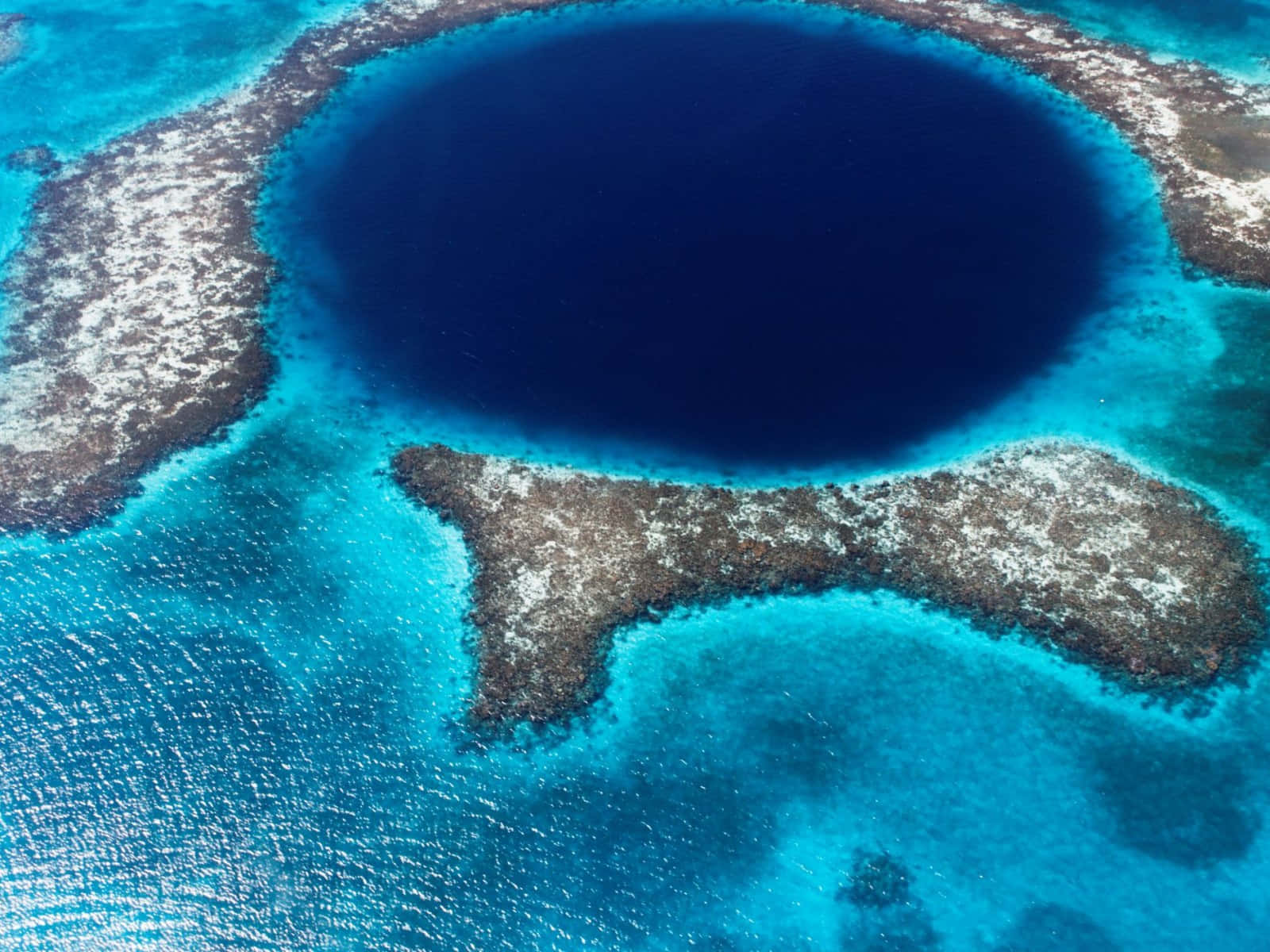 Unglaublicherausblick Auf Das Great Blue Hole Wallpaper
