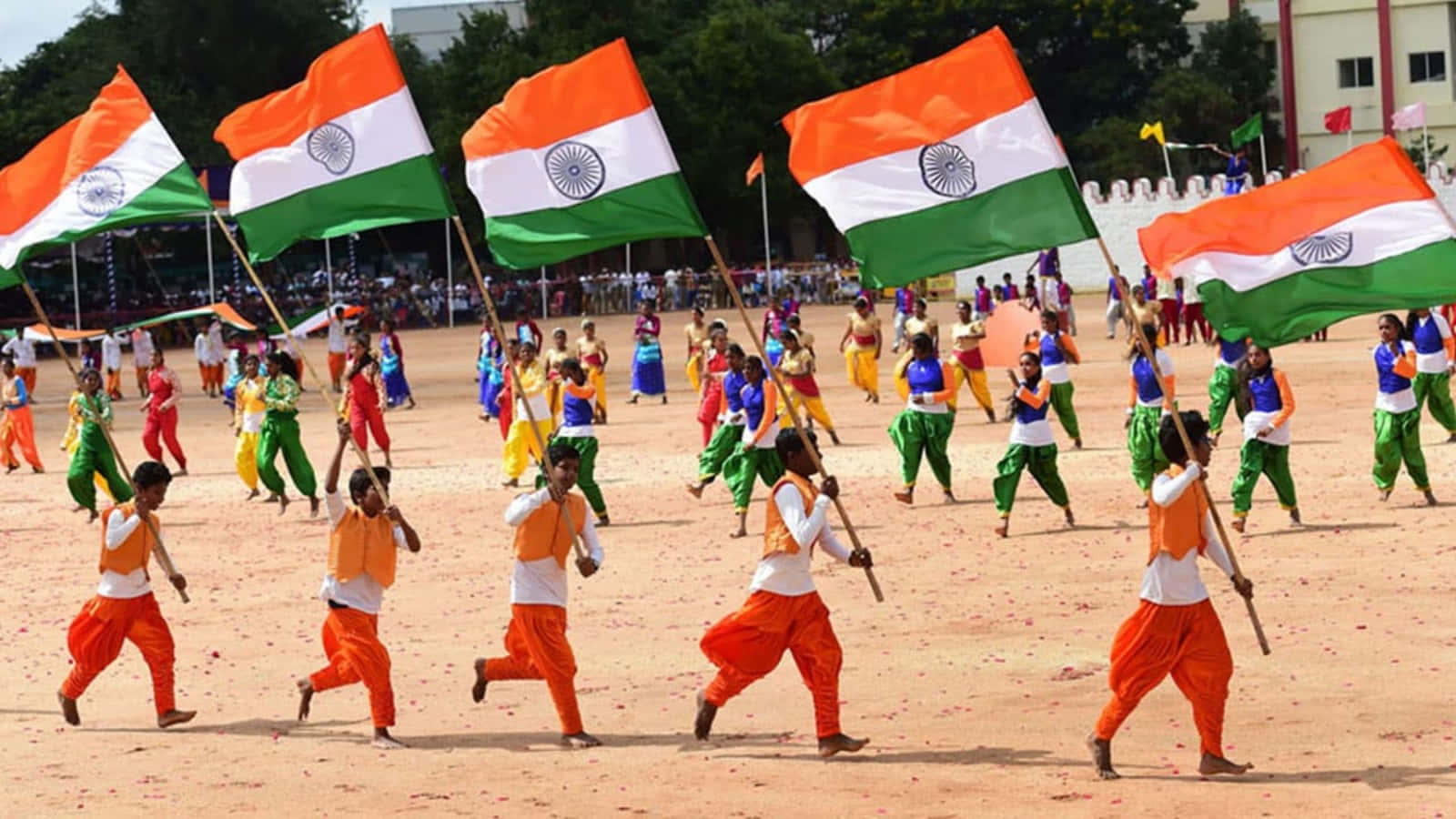 Imagende Bailarines Del Día De La Independencia De India Con Banderas Indias.