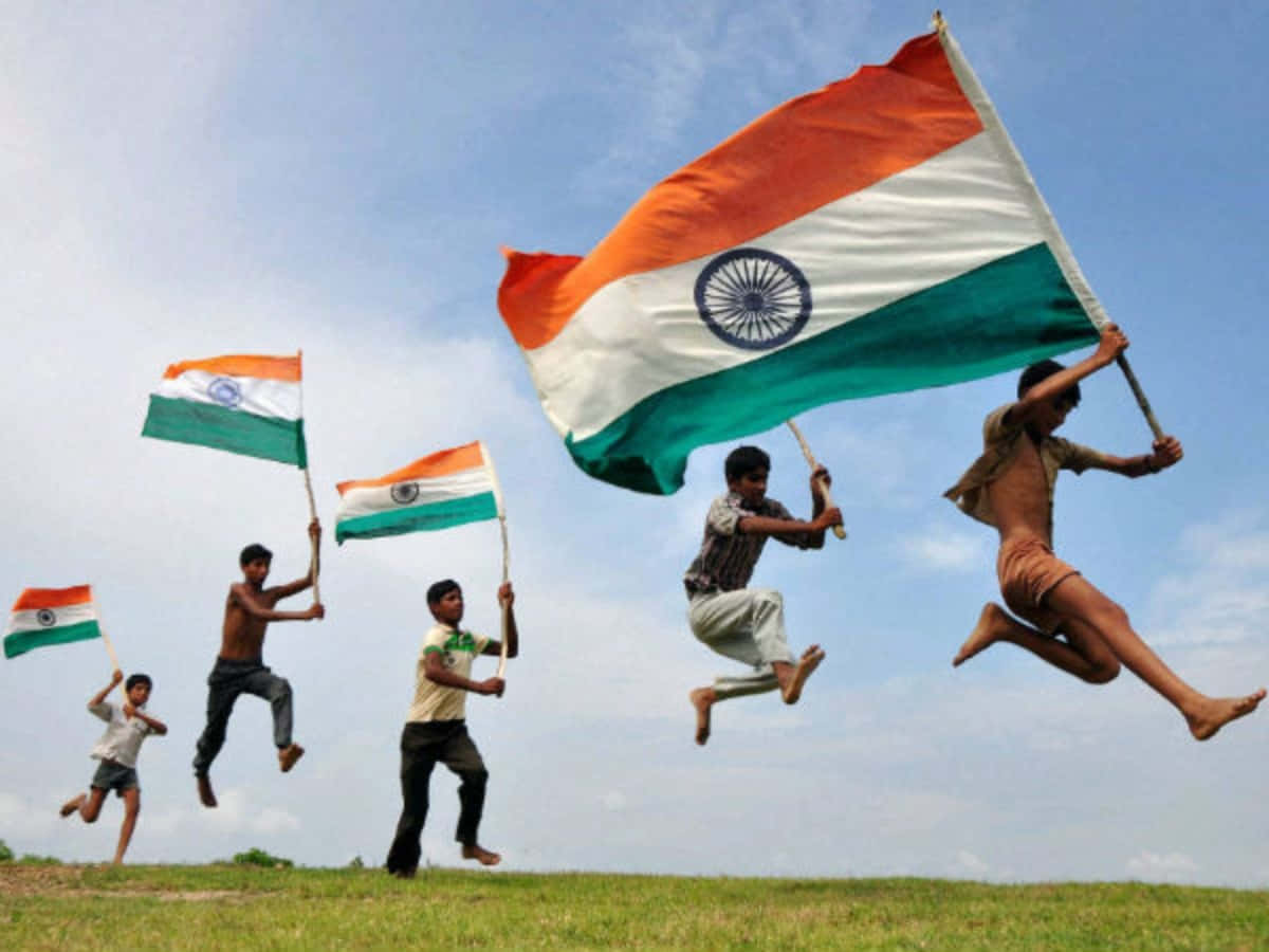 Immaginedi Uomini Che Saltano Con La Bandiera Indiana Per Il Giorno Dell'indipendenza Dell'india.