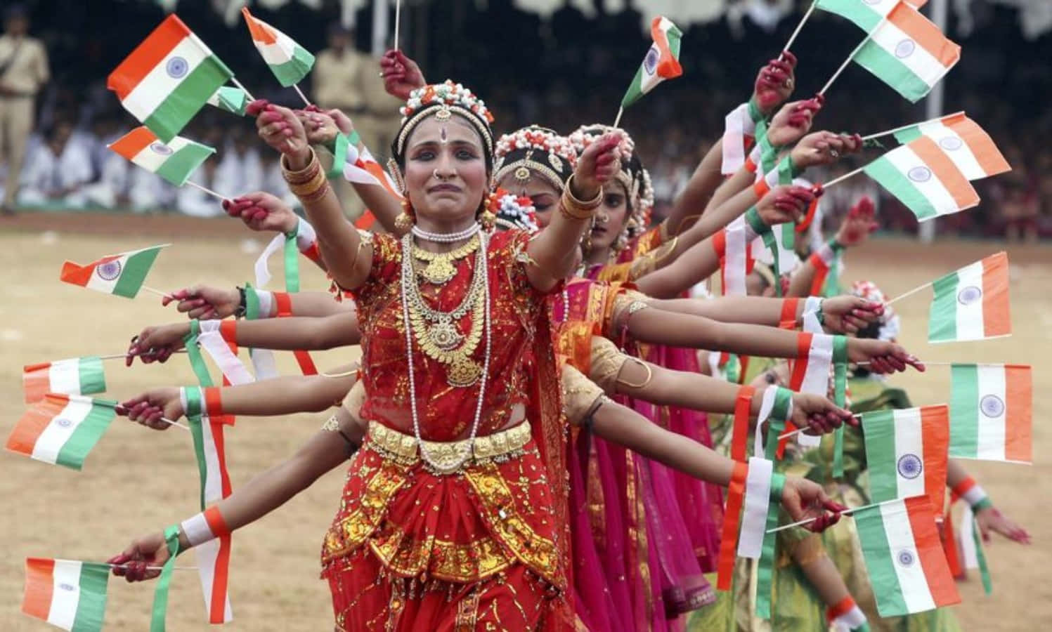Immaginedi Ballerini Tradizionali Indiani Con La Bandiera Indiana Per Il Giorno Dell'indipendenza Dell'india